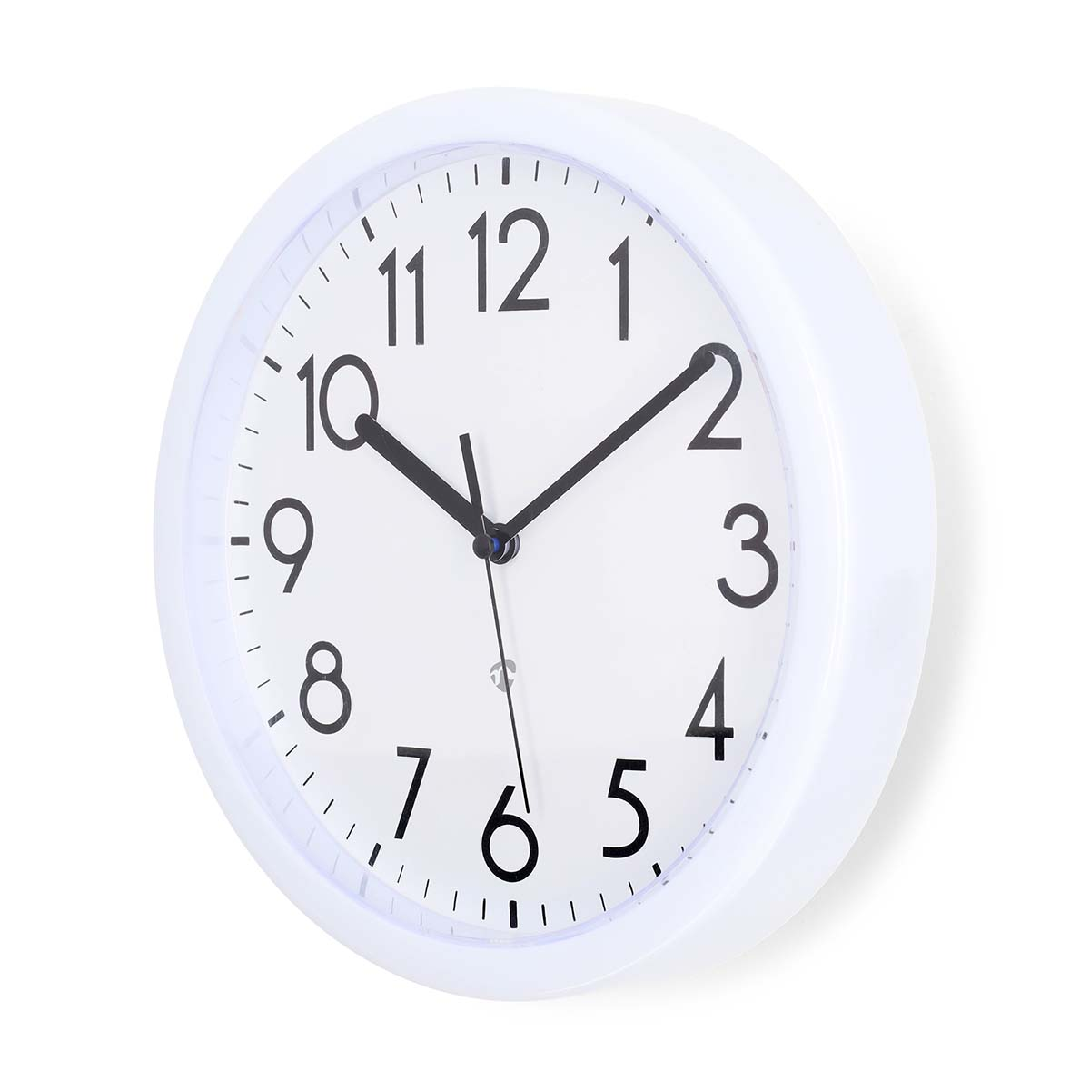 Eine weiße Wanduhr mit schwarzen Ziffern und Zeigern zeigt 10:10 Uhr.