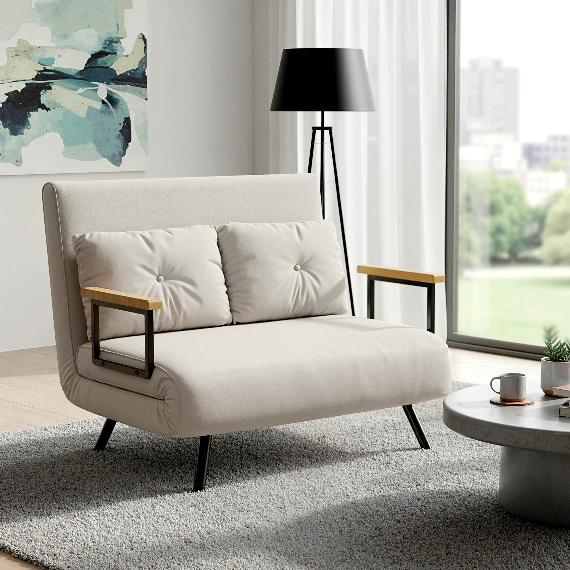 Un sillón cama beige con cojines y brazos de madera está sobre una alfombra.