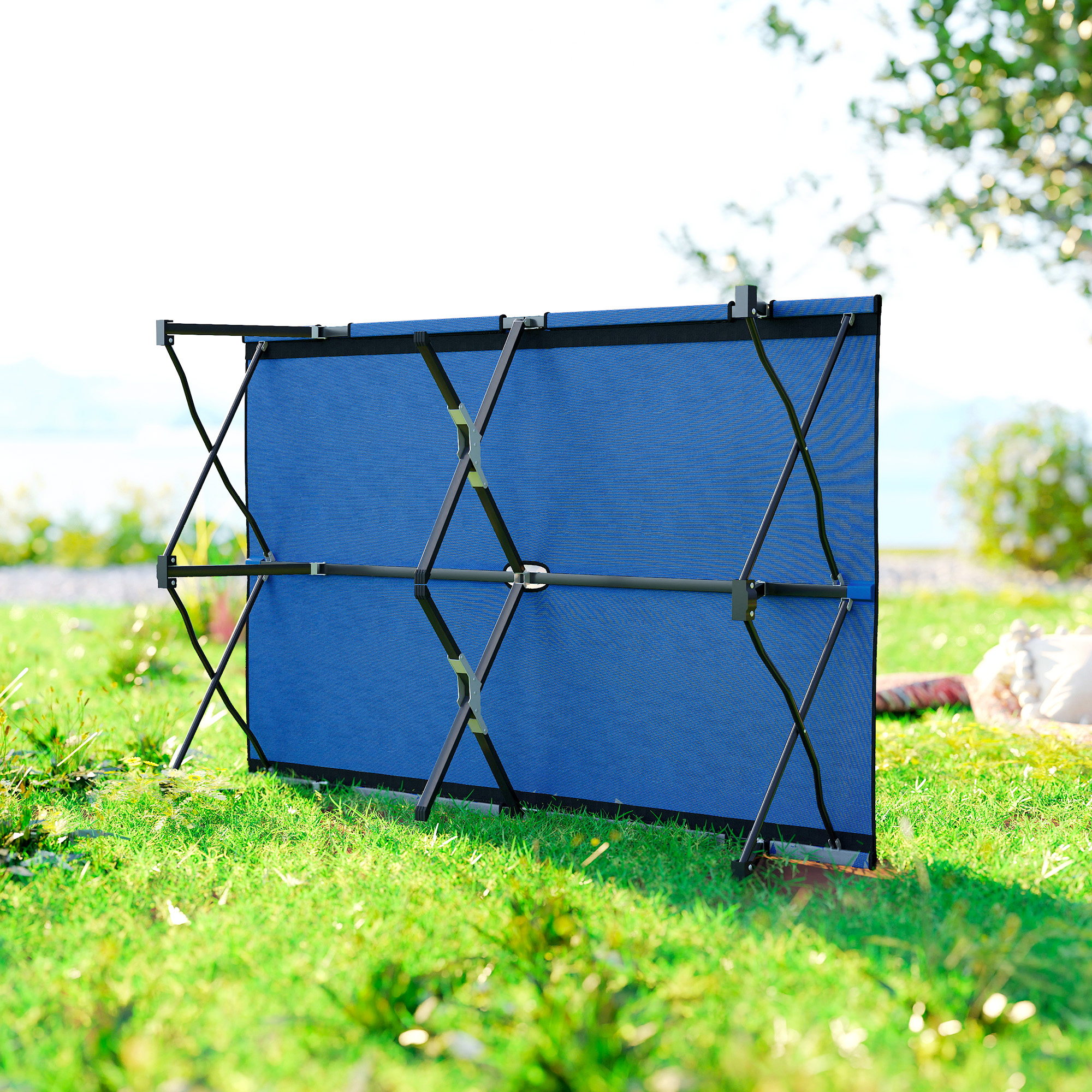 Un parasol azul con marco de metal negro está sobre el césped.