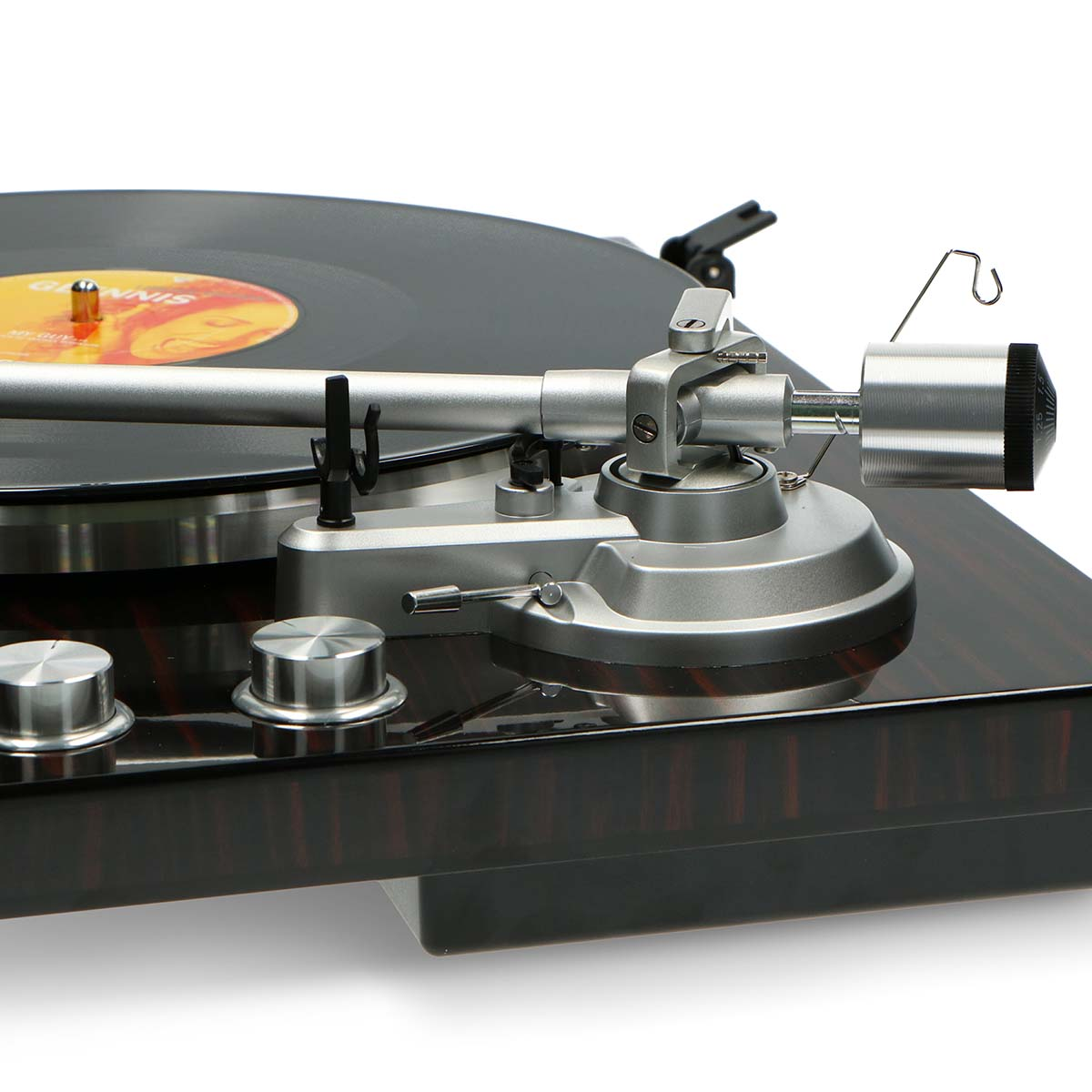 Zbliżenie srebrnego gramofonu z czarną płytą winylową.