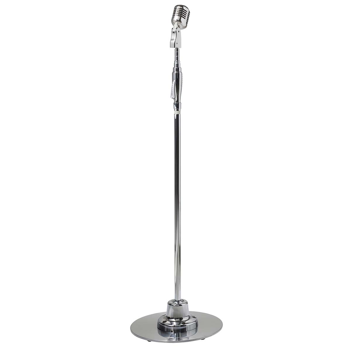 Een glimmende chromen microfoon op een standaard met ronde voet.
