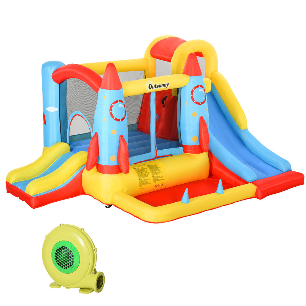 Casa de rebote inflable con toboganes y decoración de cohetes, incluye soplador.
