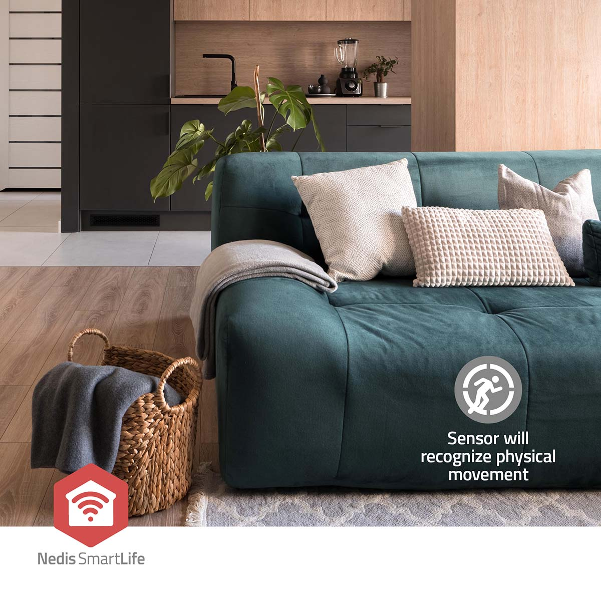 Een teal bank met kussens en dekens, naast een rieten mand met deken.