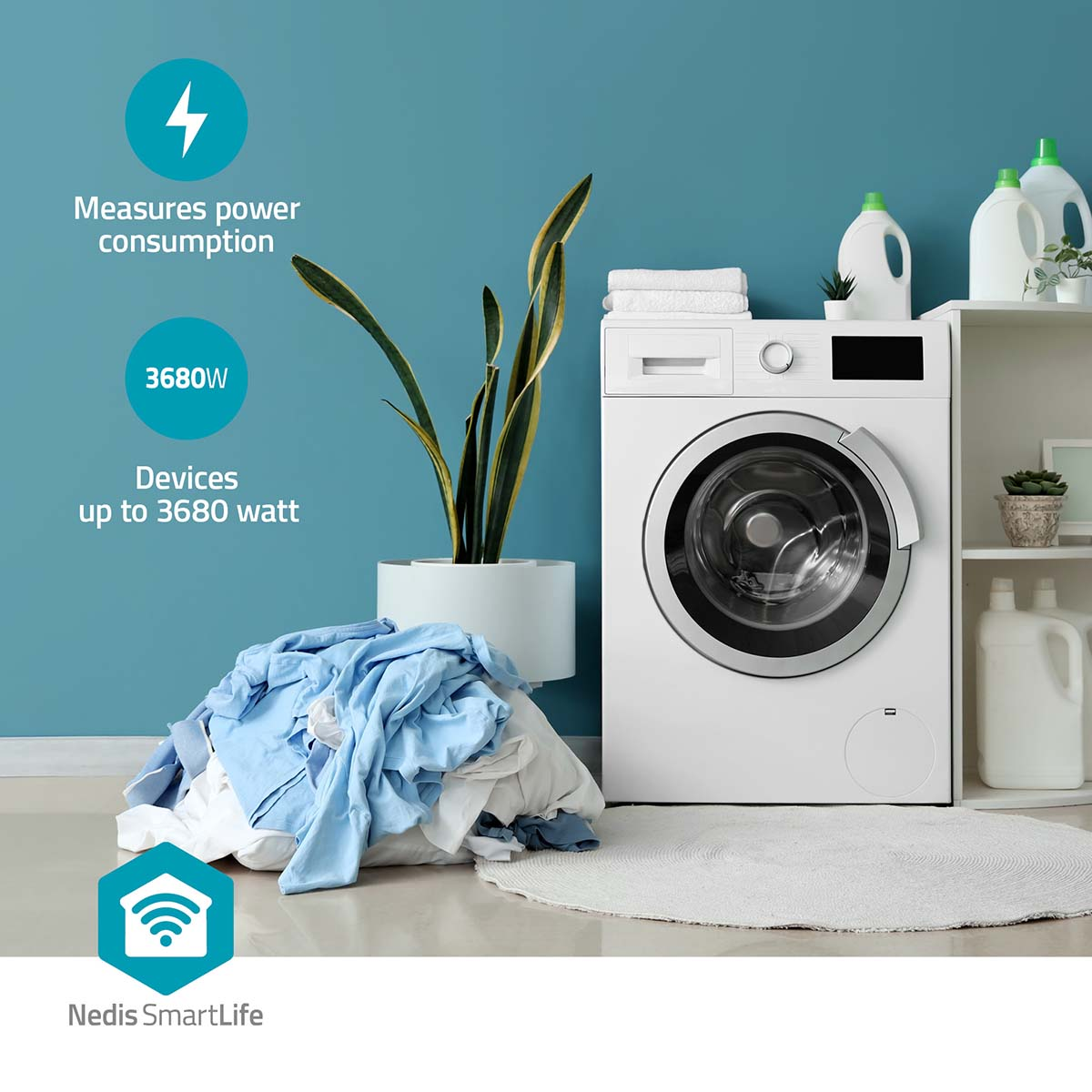 Een witte wasmachine met wasgoed en een plant in de kamer.