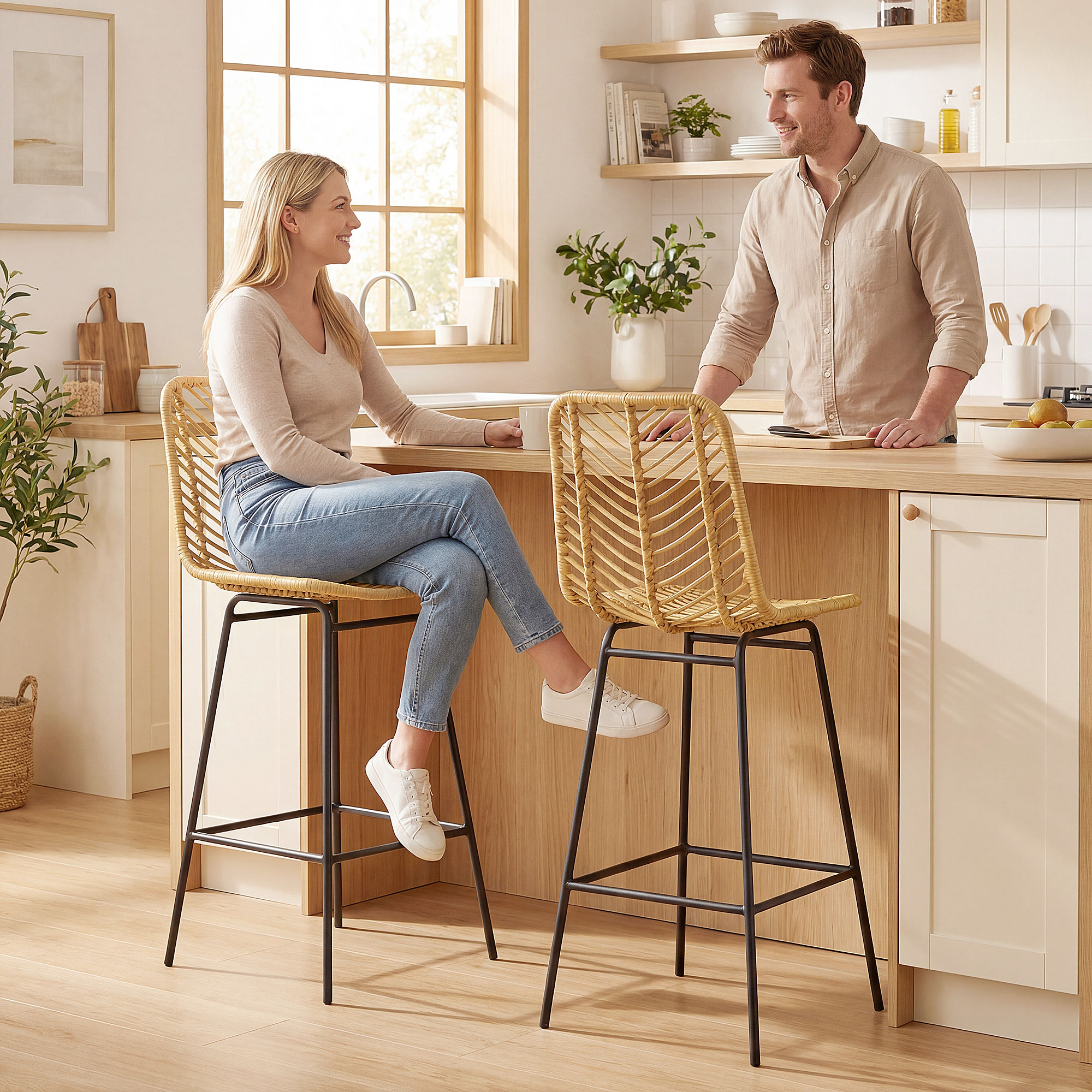 Hombre y mujer en una cocina, sentados en taburetes y hablando entre sí.