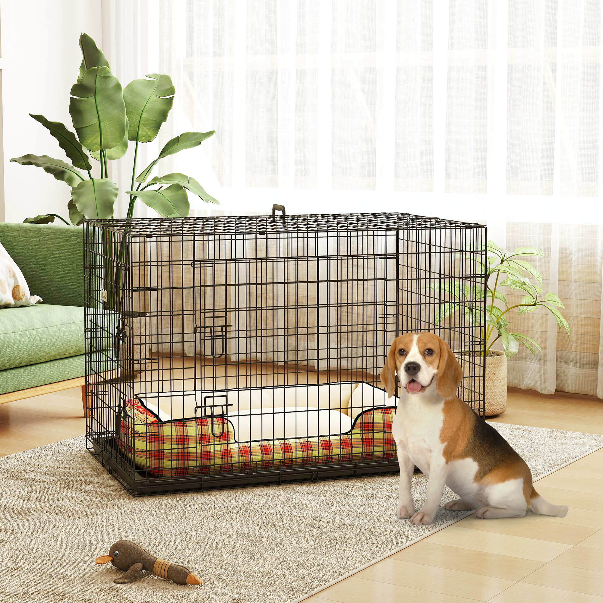 Un perro Beagle se sienta junto a una jaula para perros con cama a cuadros.