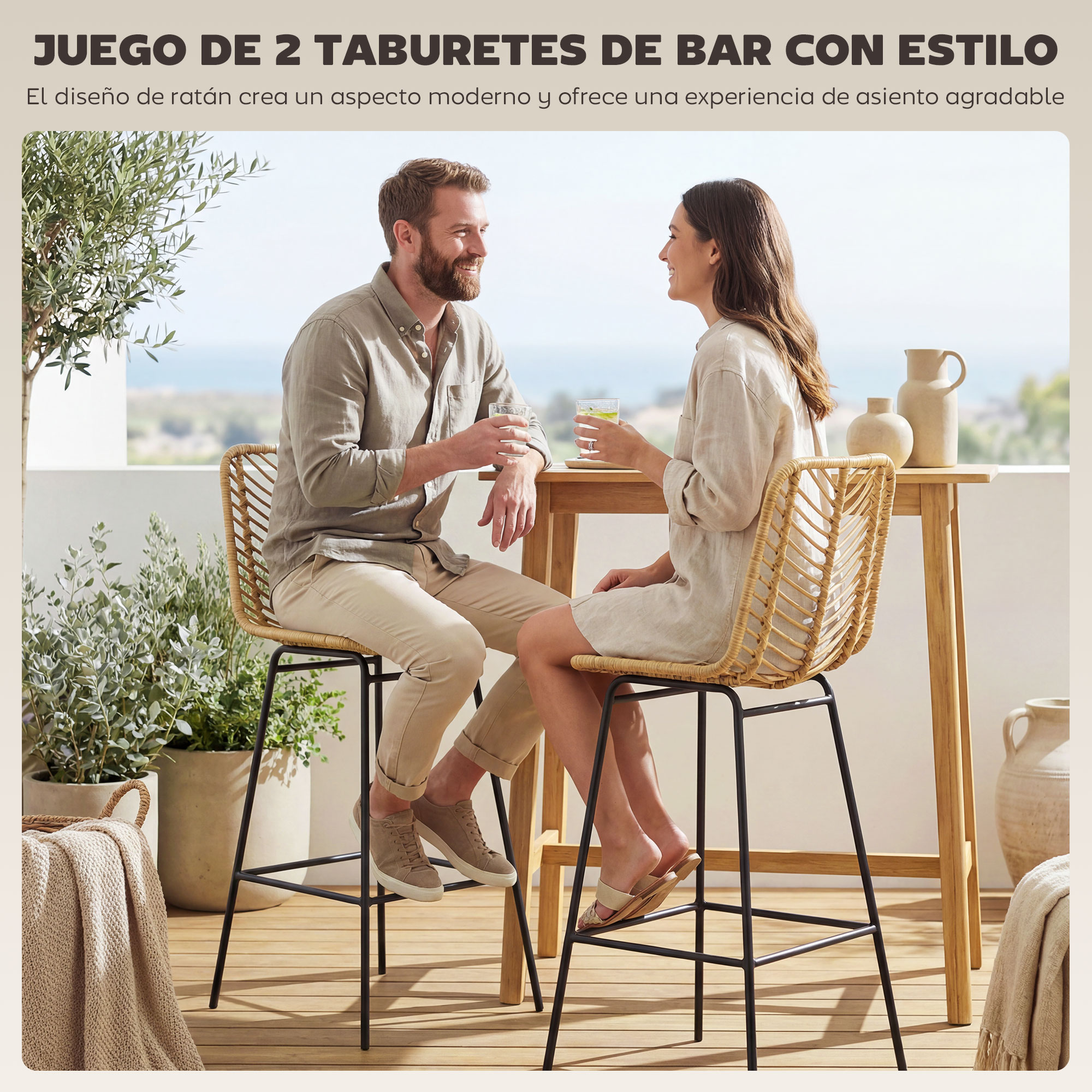 Un hombre y una mujer sentados en sillas de ratán en una mesa exterior.