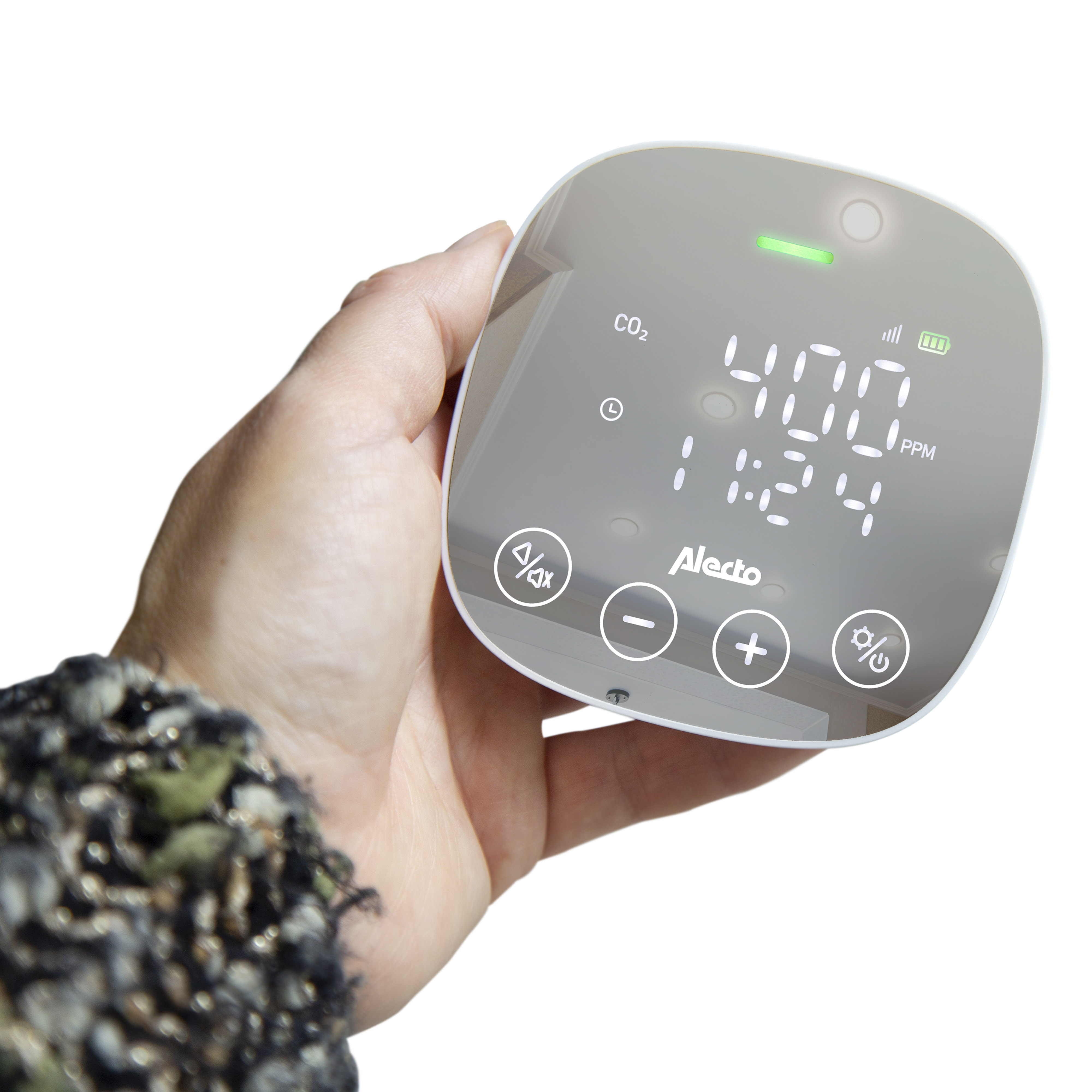 Eine Hand hält ein weißes Gerät mit CO2 400 PPM und Uhrzeit 1:24. Symbole für Lautstärke, Minus, Plus und Einstellungen sind sichtbar.