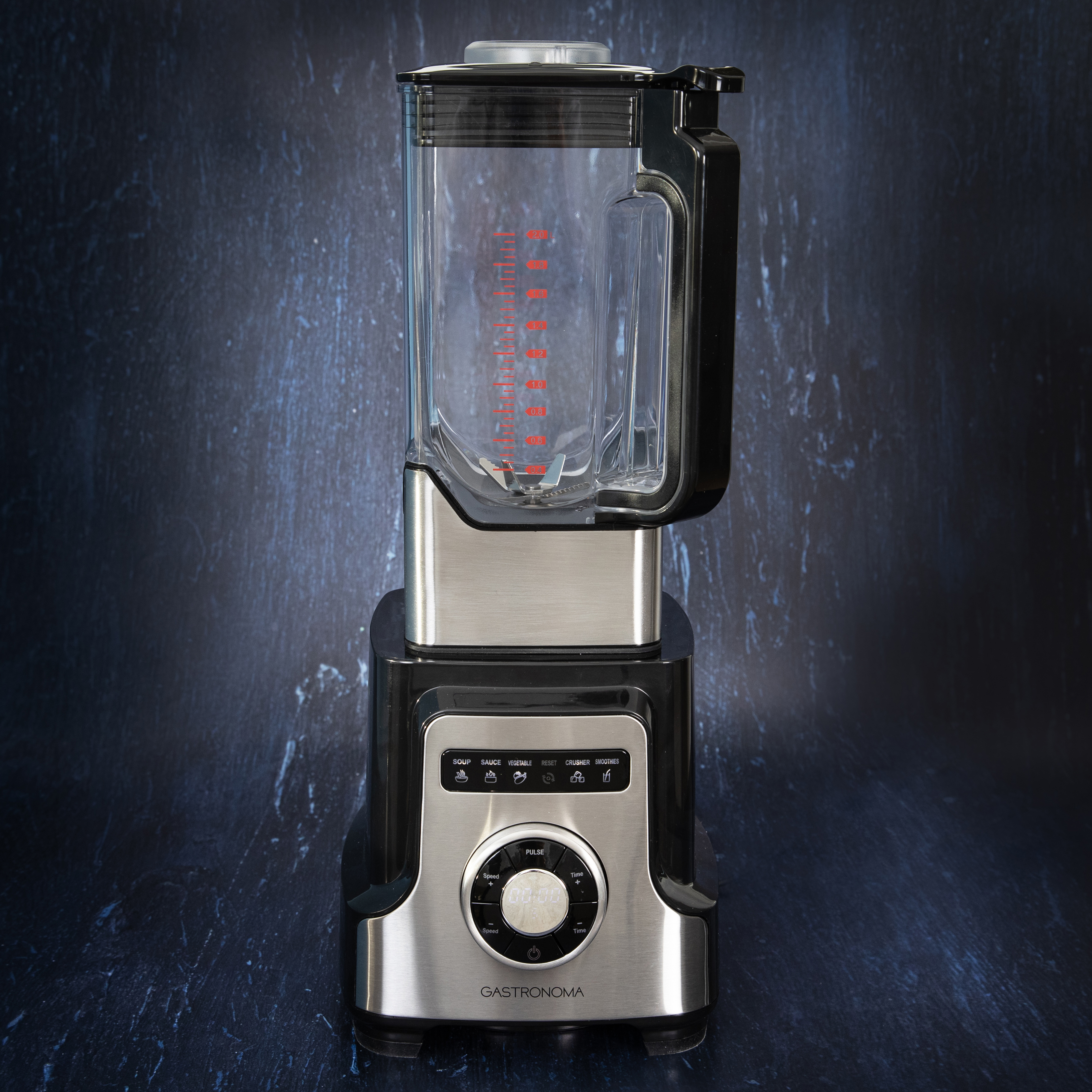 Srebrno-czarny blender z panelem sterowania i oznaczeniami pomiarowymi na ciemnym tle.