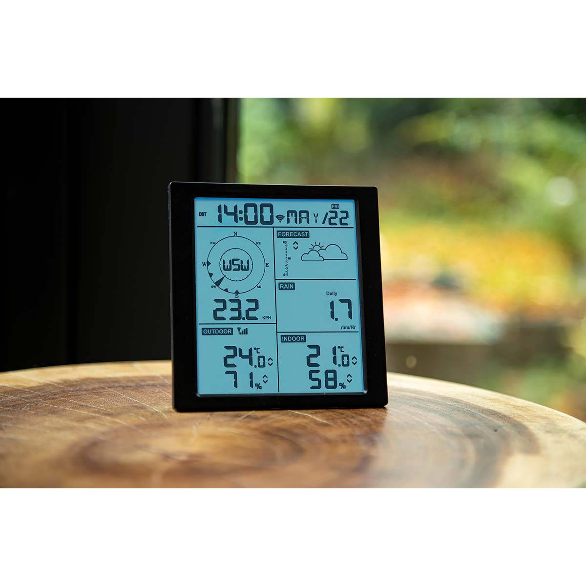 Digitales Wettergerät zeigt 14:00 Uhr, 22. Mai. Außentemperatur 23.2°C, 71% Luftfeuchtigkeit.