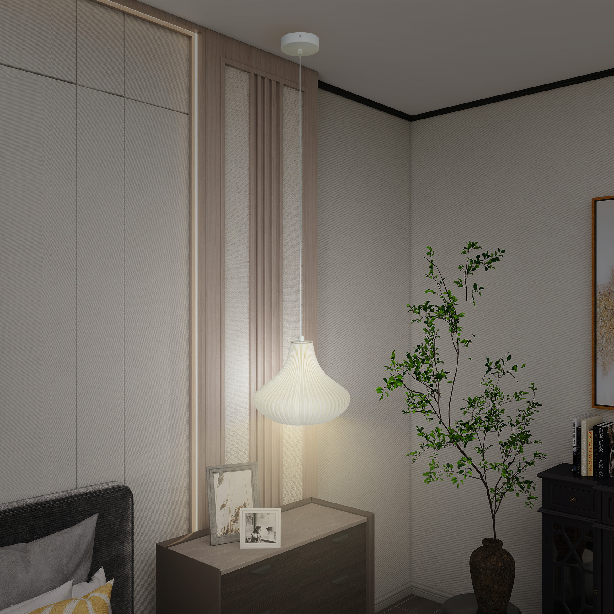 Un dormitorio con cama, mesita de noche, lámpara y planta.