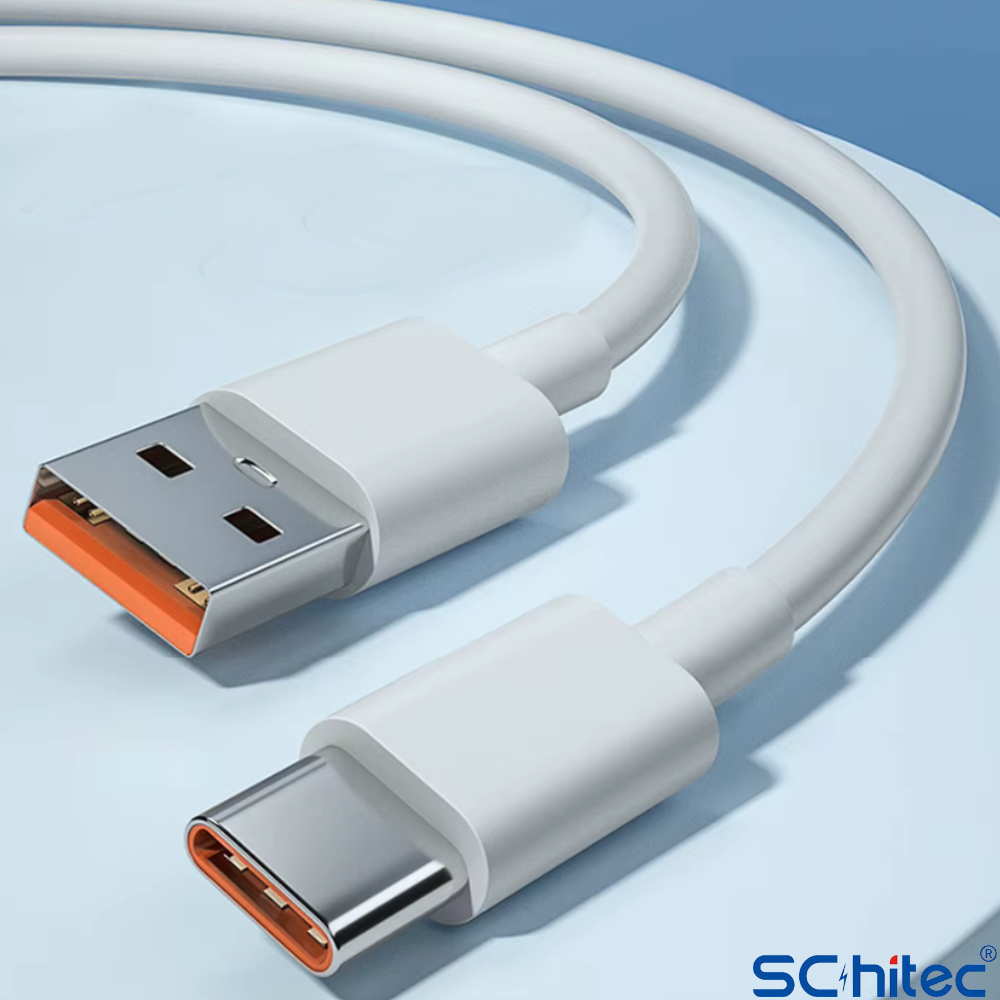 Turuncu vurgulu beyaz USB-A - USB-C kablosu, açık mavi arka plan.