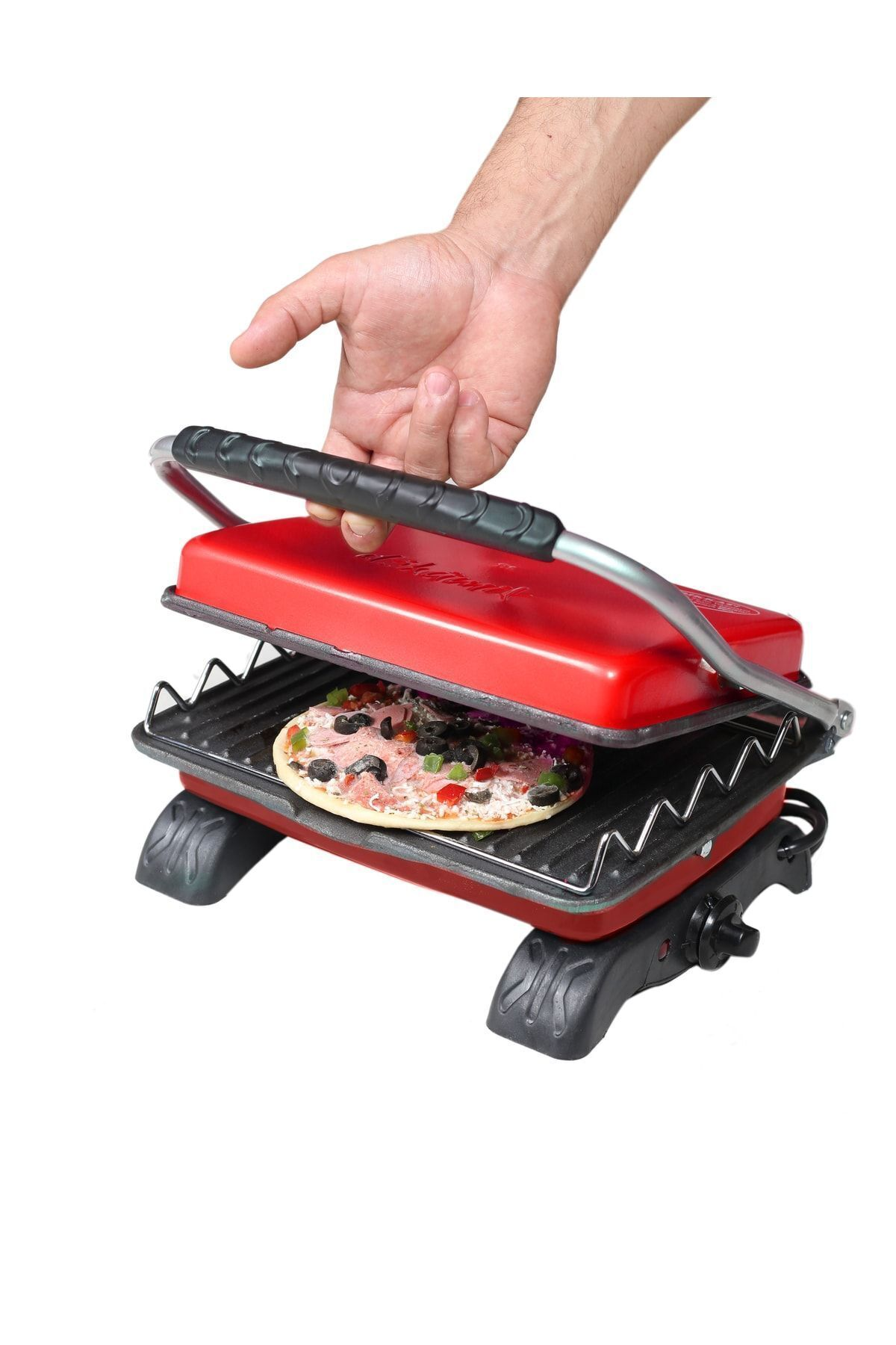 Kırmızı sandviç makinesi üzerinde pizza, el tarafından çalıştırılıyor.