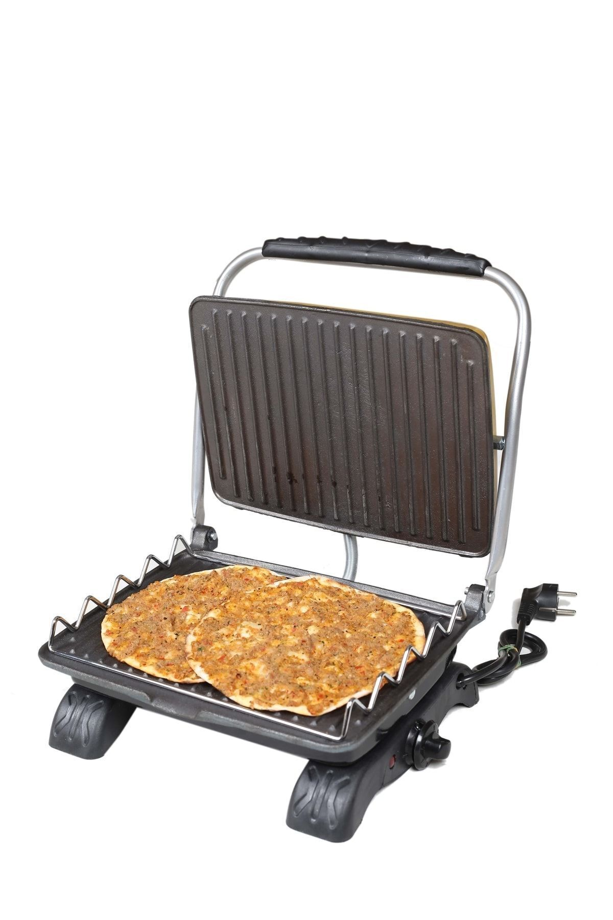 Üzerinde iki pizza bulunan açık kontaktlı ızgara.