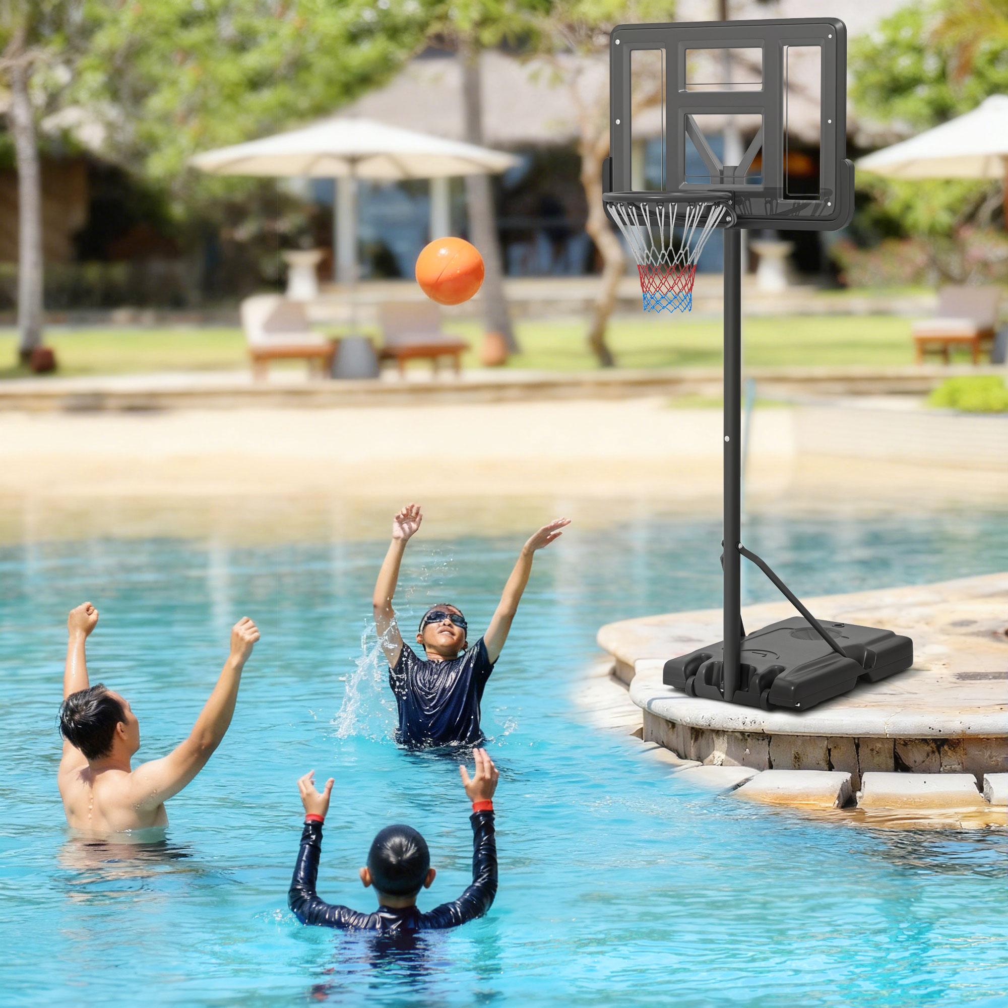 Dos niños y un hombre juegan al baloncesto en una piscina. Cerca hay una canasta.
