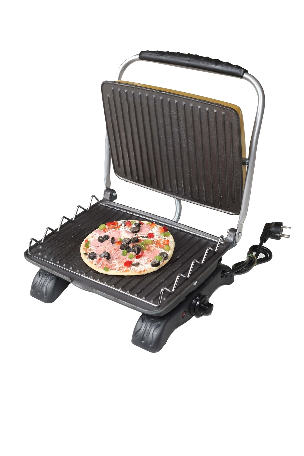 Üzerinde küçük bir pizza olan açık bir kontaktlı ızgara. Beyaz arka plan.