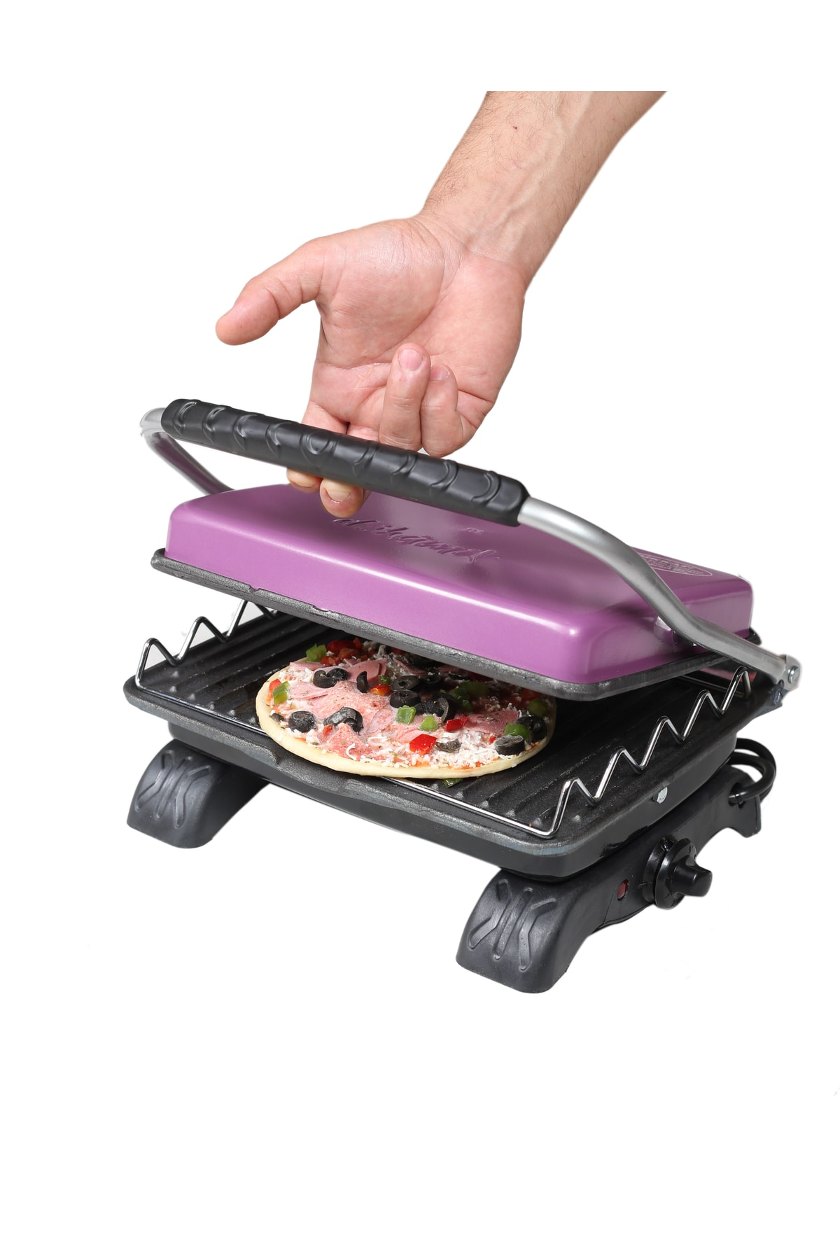 Bir el, içinde pizza olan mor bir tost makinesini kapatıyor.