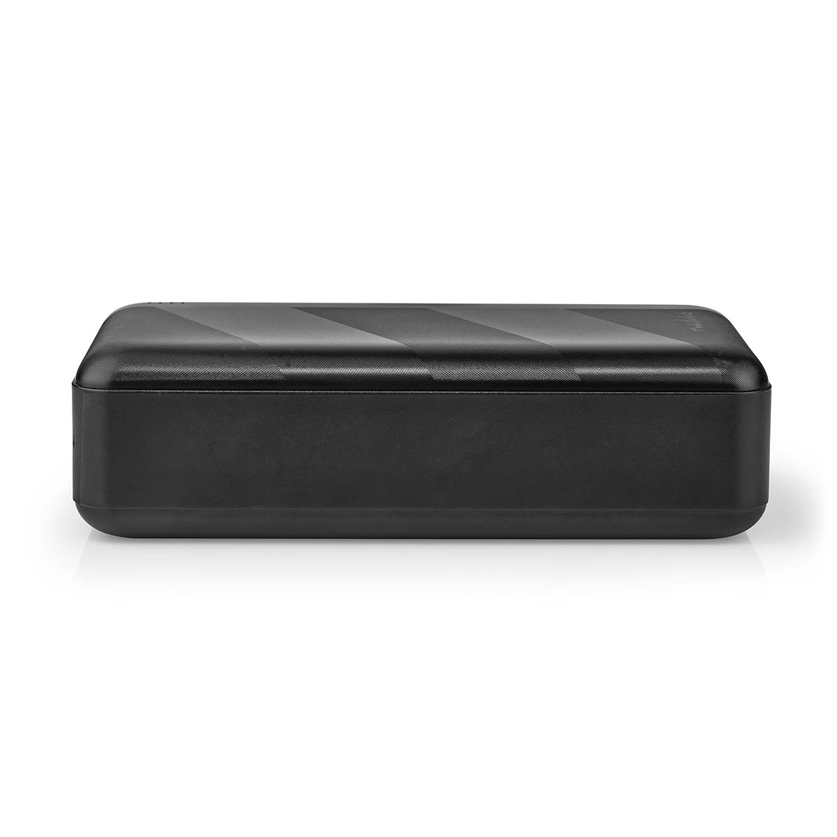 Schwarze rechteckige Powerbank mit geriffelter Oberfläche, auf weißem Grund.