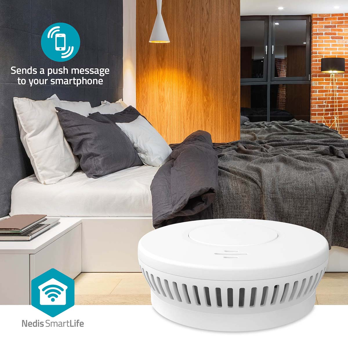 Ein weißer Rauchmelder steht auf dem Boden neben einem Bett in einem Schlafzimmer.