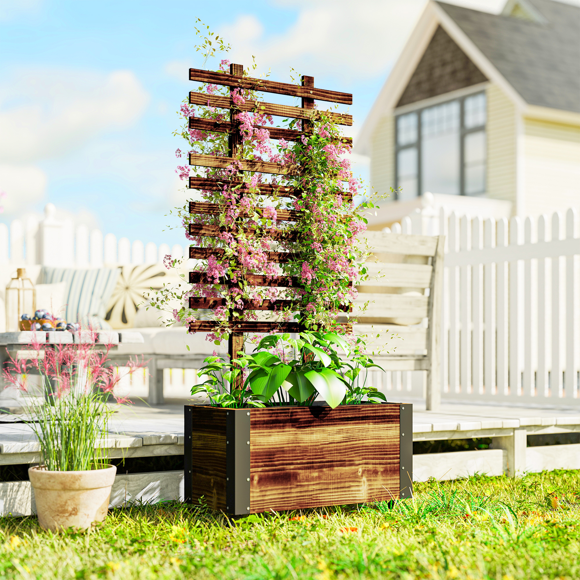Una jardinera de madera con flores rosas en una terraza, con una casa al fondo.
