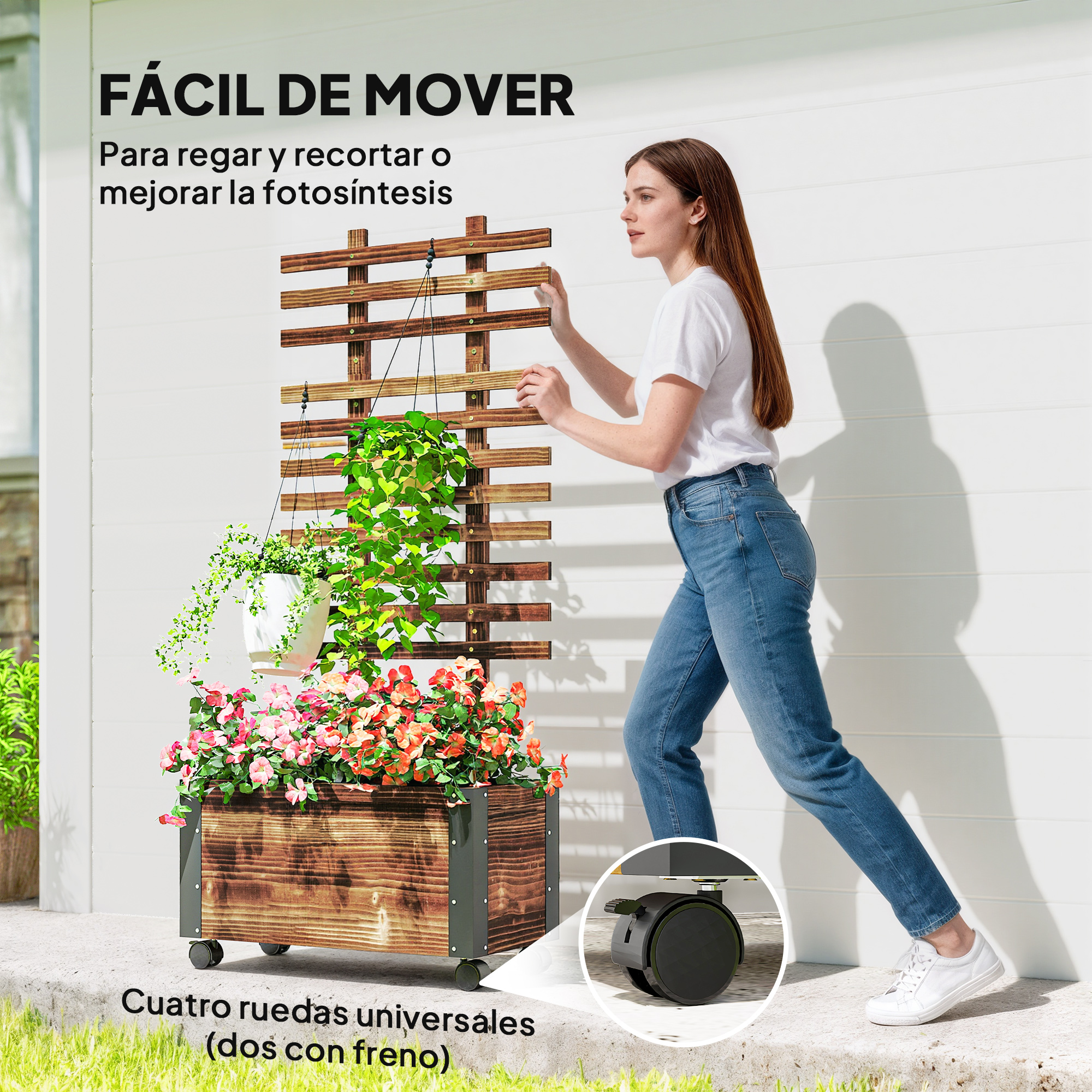 Mujer empuja jardinera con ruedas, con flores y enredaderas.
