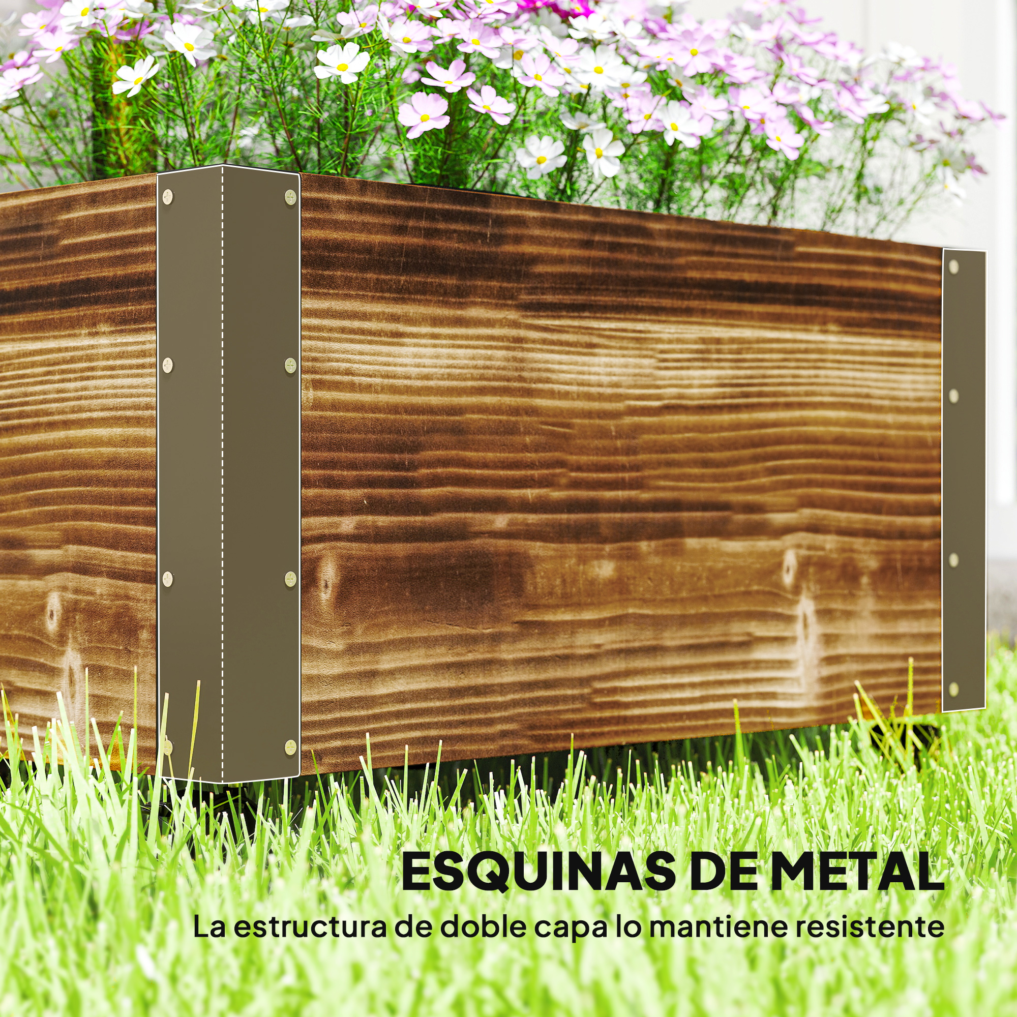 Macetero de madera con refuerzo metálico y flores en el césped.