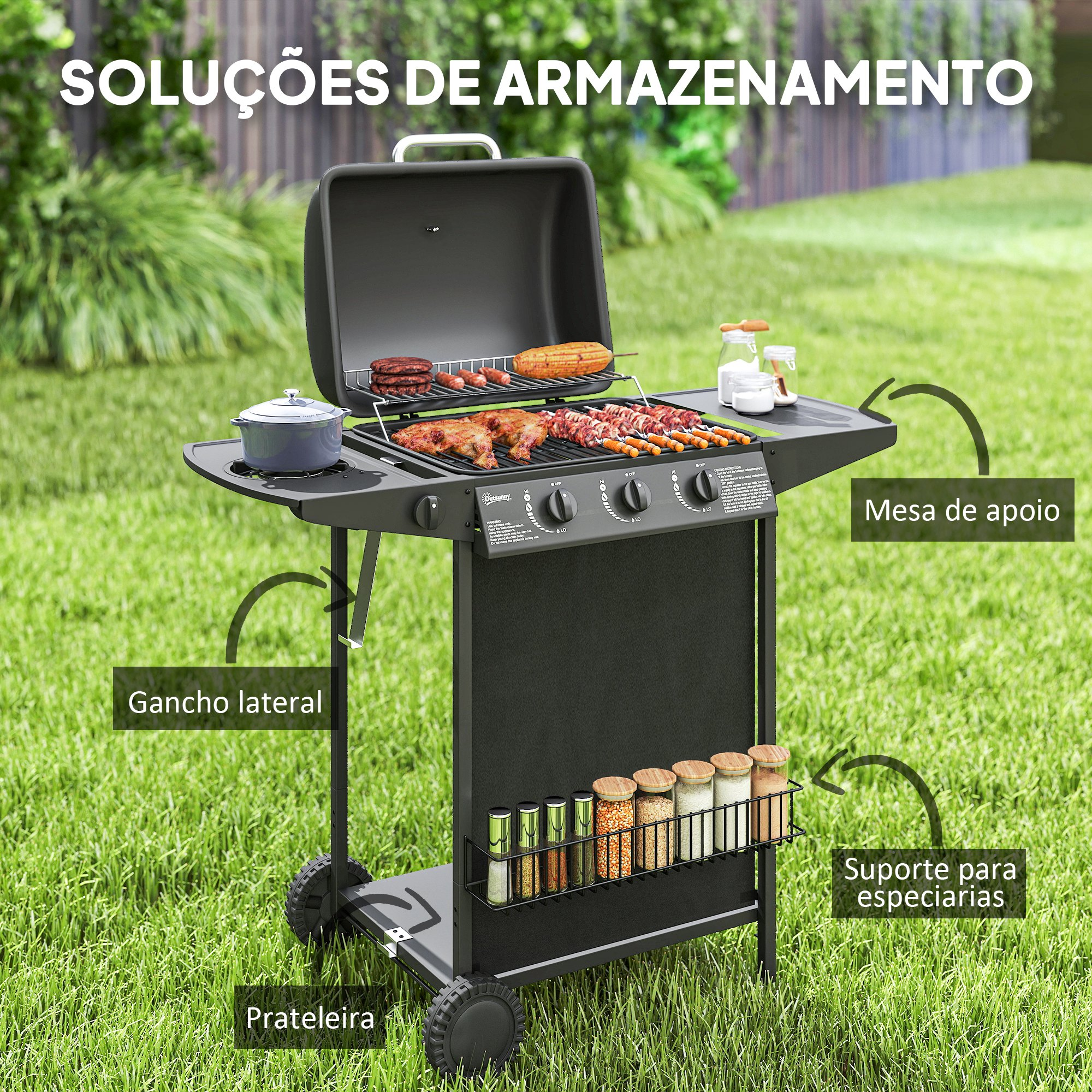 Una parrilla con carne, maíz y salchichas está sobre un césped.