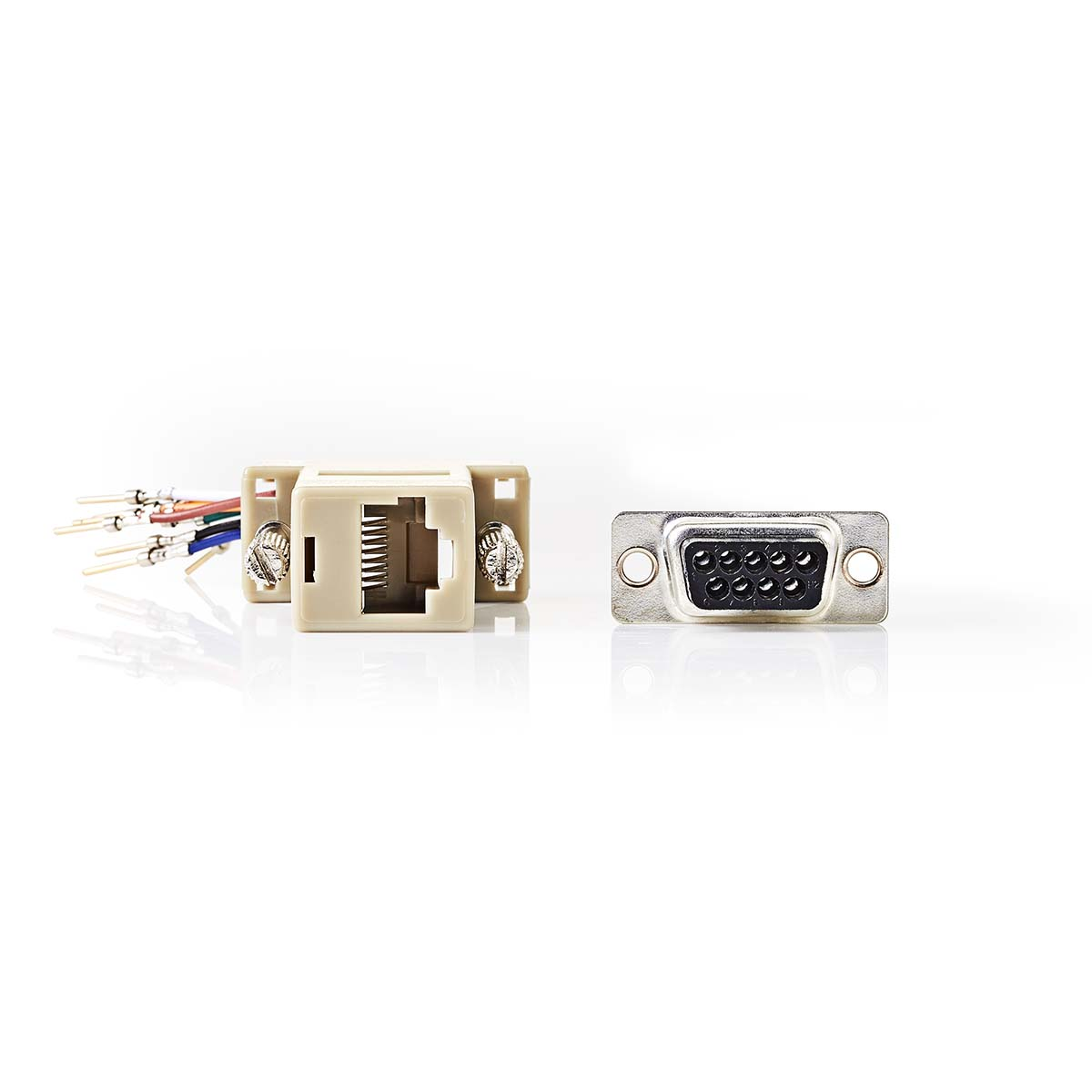 Un connettore RJ45 e un connettore D-sub a 9 pin su sfondo bianco.