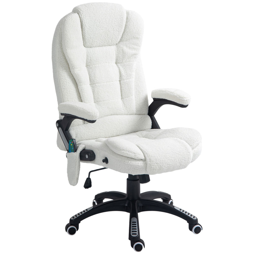 Una silla de oficina blanca de felpa con brazos acolchados y respaldo alto, sobre base negra con ruedas.