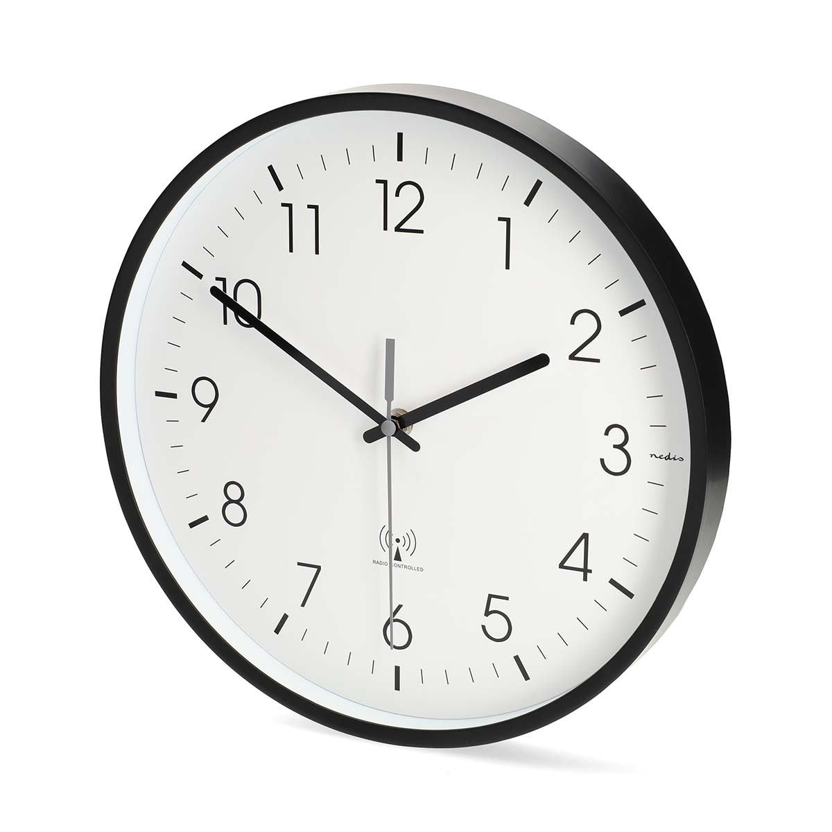 Eine weiße Wanduhr mit schwarzem Rahmen und schwarzen Zeigern.