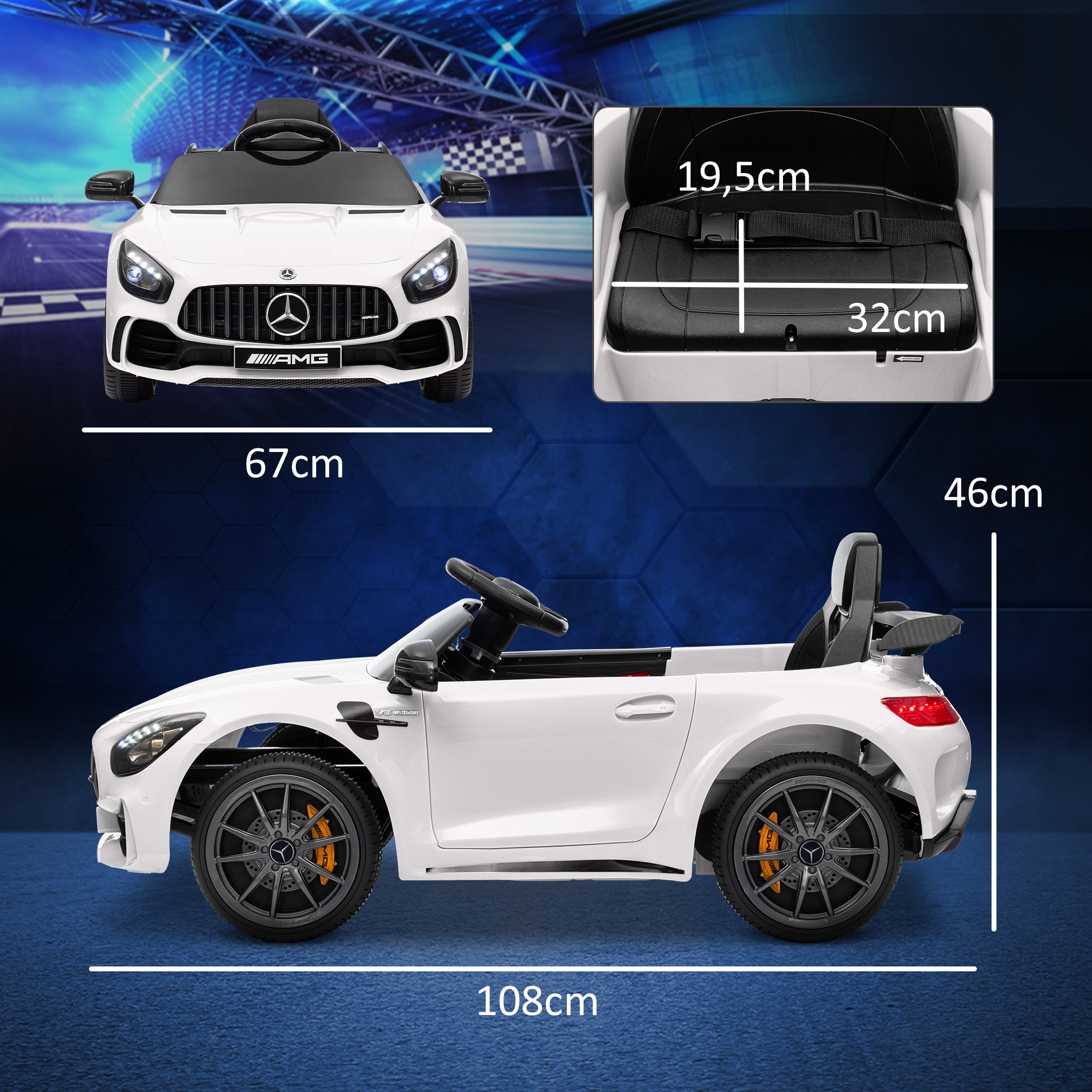 Un coche eléctrico infantil blanco con logo AMG, pegatina V8 y fondo de pista de carreras.