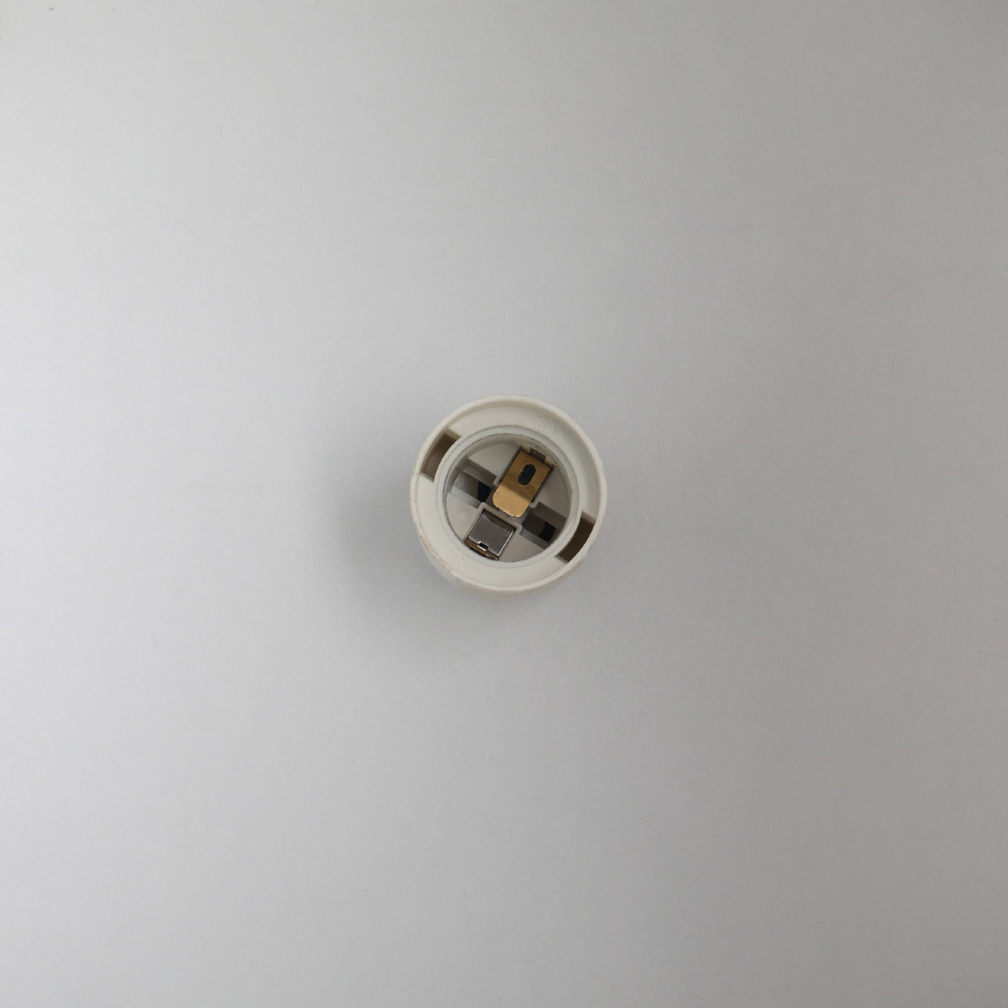 Un portalámparas blanco con elementos metálicos en su interior.