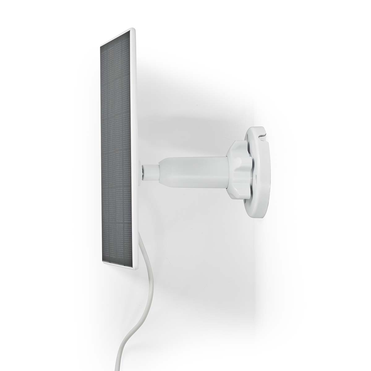 Ein weißer Solarpanel-Halter mit Kabel an einer weißen Wand.