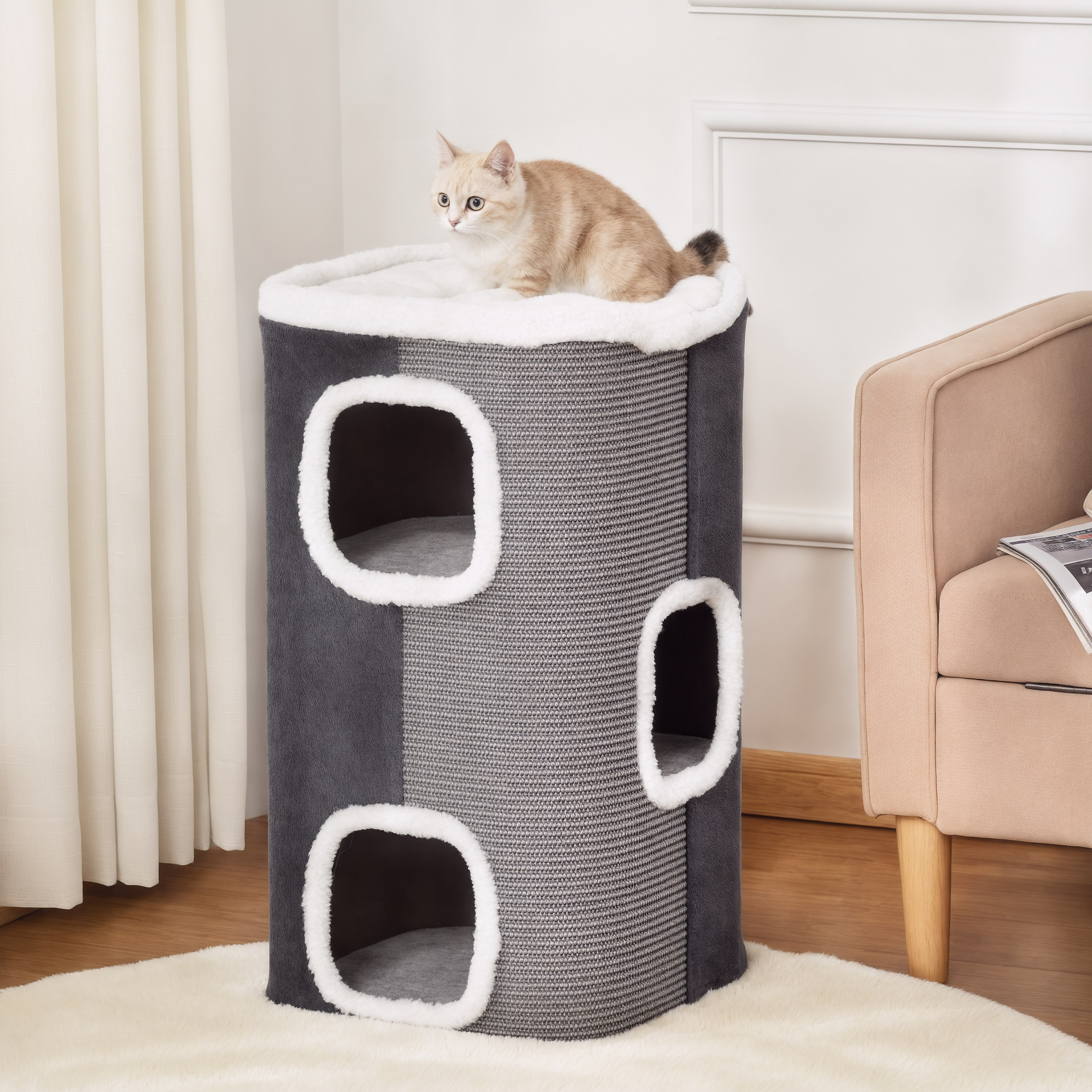 Un gato se sienta encima de un árbol para gatos gris con múltiples aberturas.