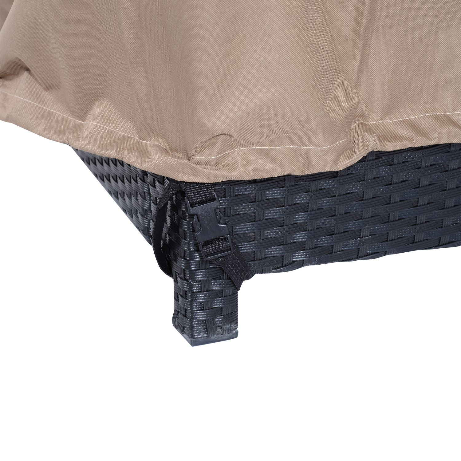 Una cubierta beige cubre parte de un mueble negro de mimbre con hebillas.