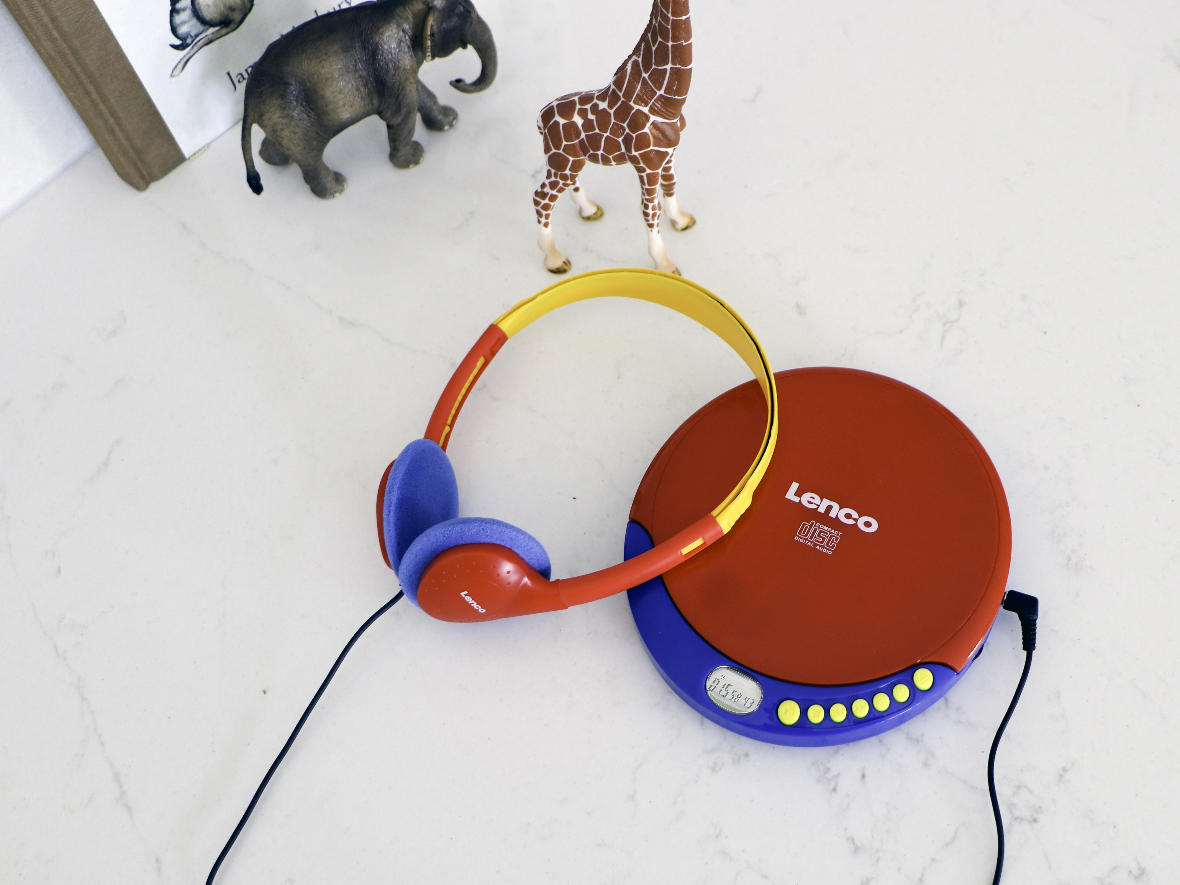 Rote Lenco CD mit Kopfhörern, Elefant und Giraffe Spielzeug.