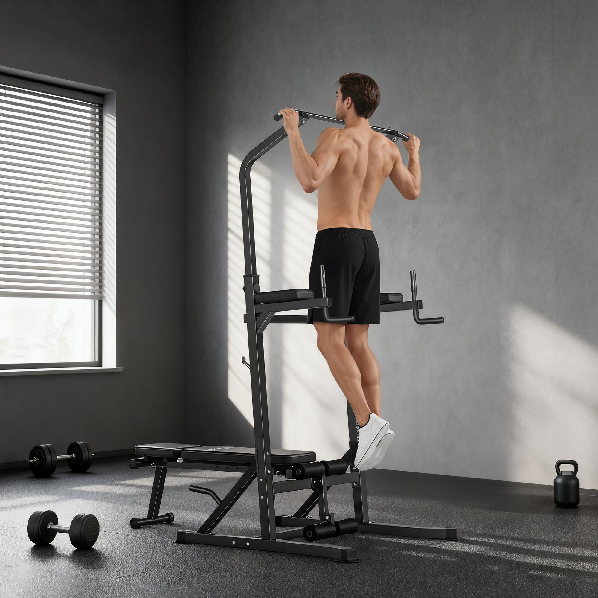 Un hombre hace dominadas en una torre de potencia en un gimnasio. Hay pesas en el suelo.