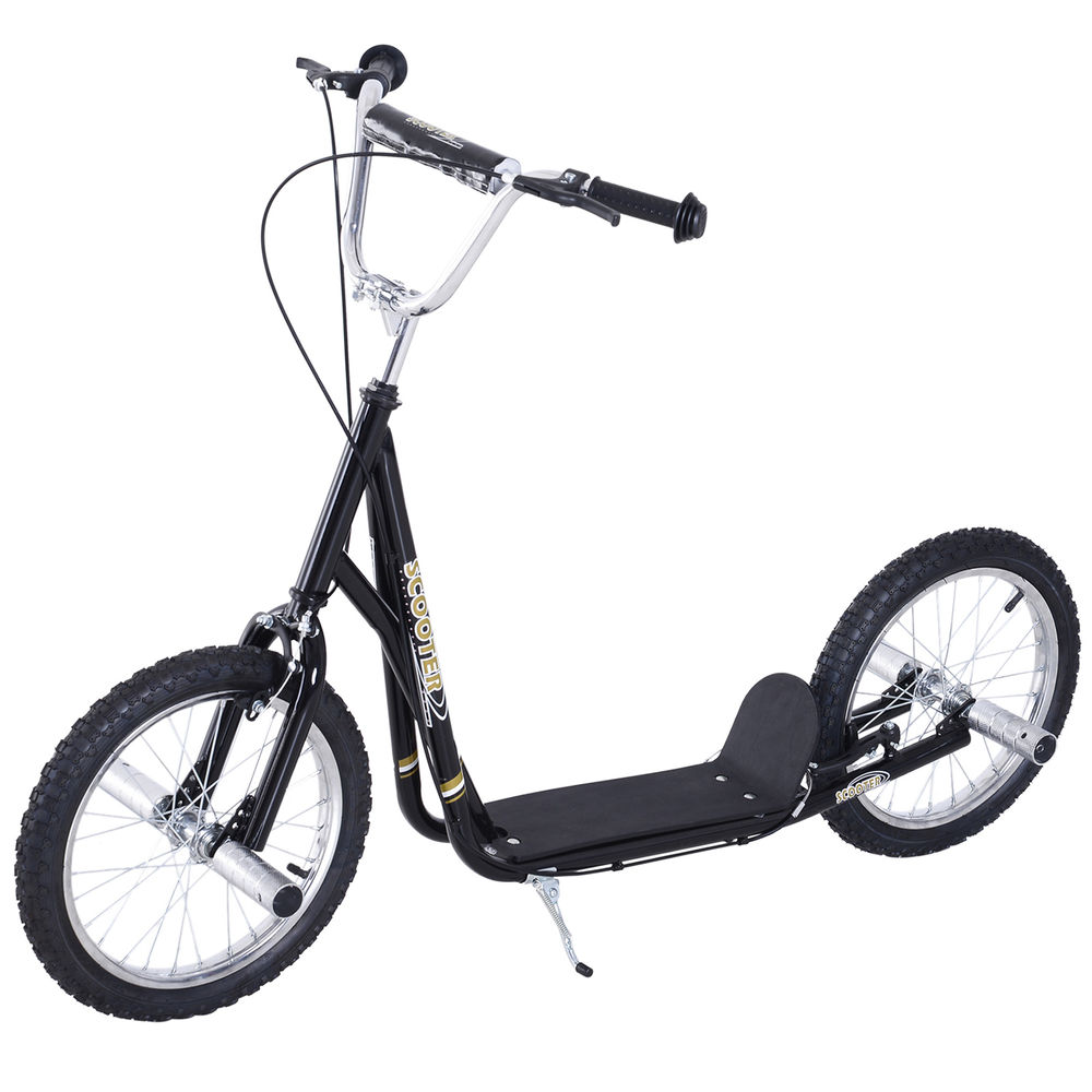 Un patinete negro con ruedas grandes, manillar y plataforma.