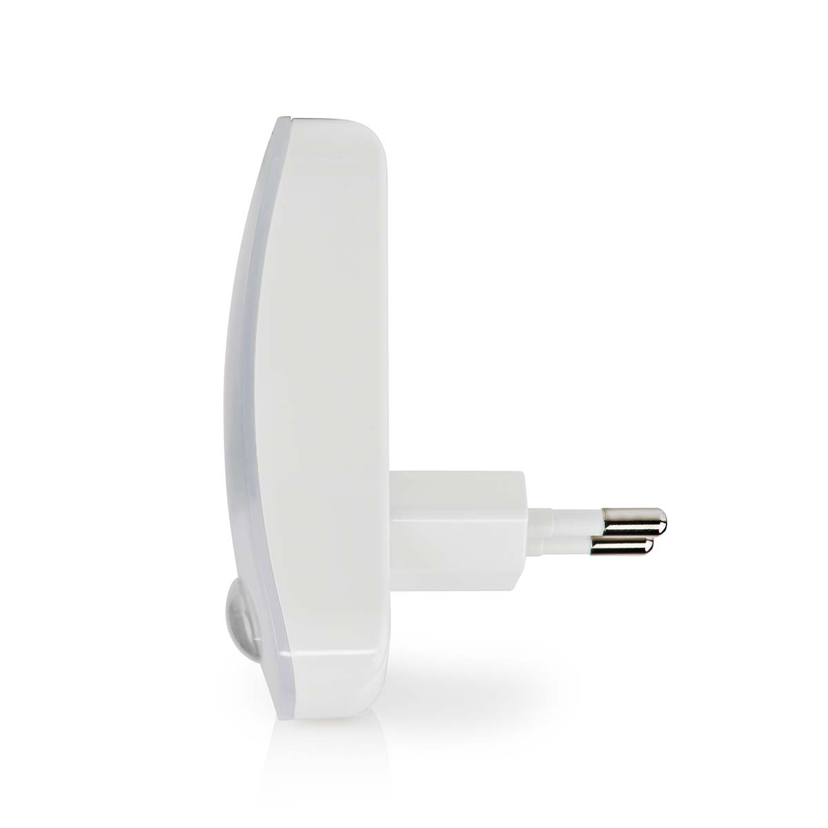 Een witte stekker met twee metalen pinnen, close-up.