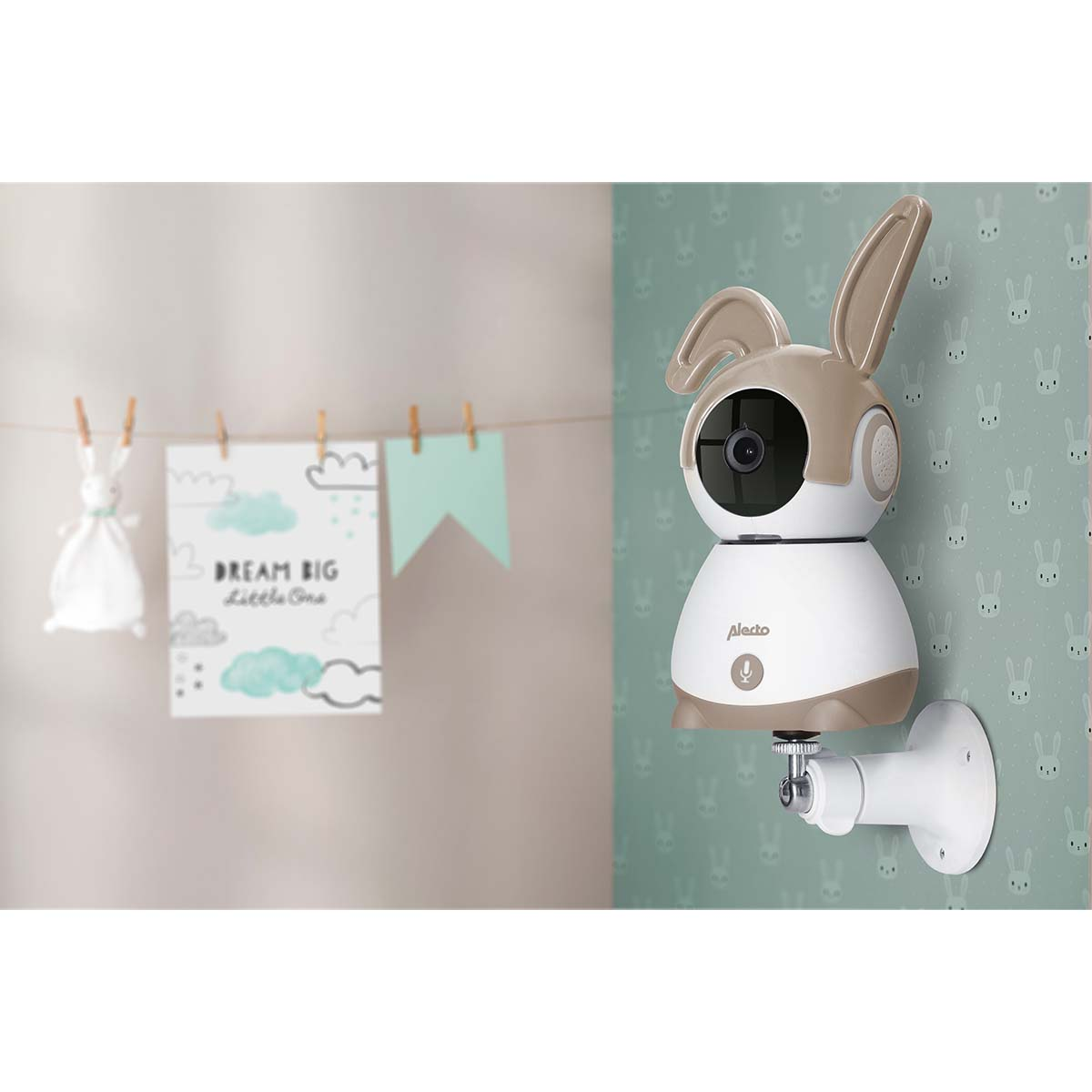 Ein Babyphone in Hasenform ist an der Wand montiert. Links hängen Karten und ein Stoffhase an einer Wäscheleine.