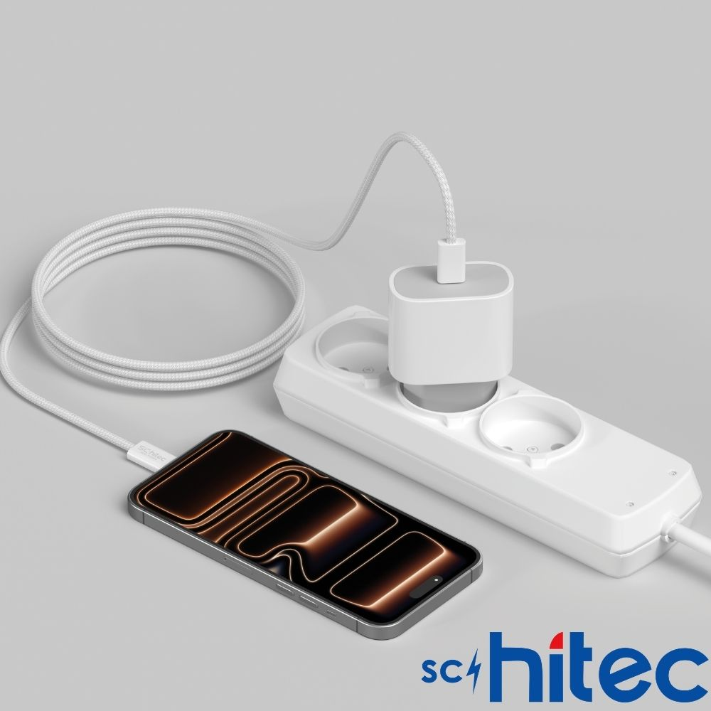 Beyaz bir iPhone, beyaz adaptör ve kablo ile beyaz bir uzatma kablosuna takılı.