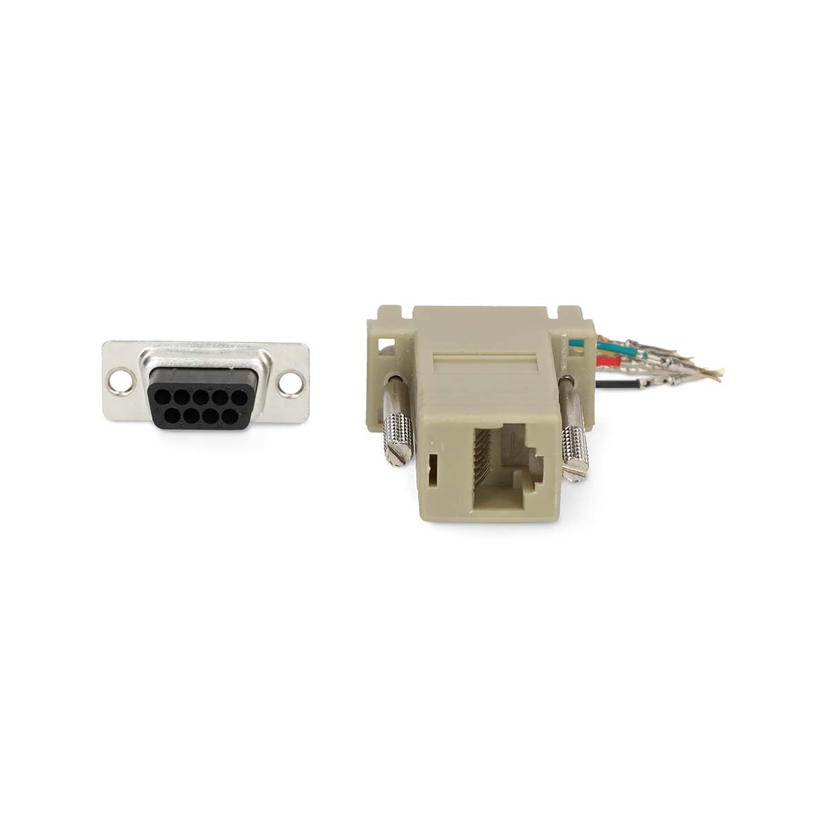 Un connettore seriale RS232 a 9 pin e un adattatore.