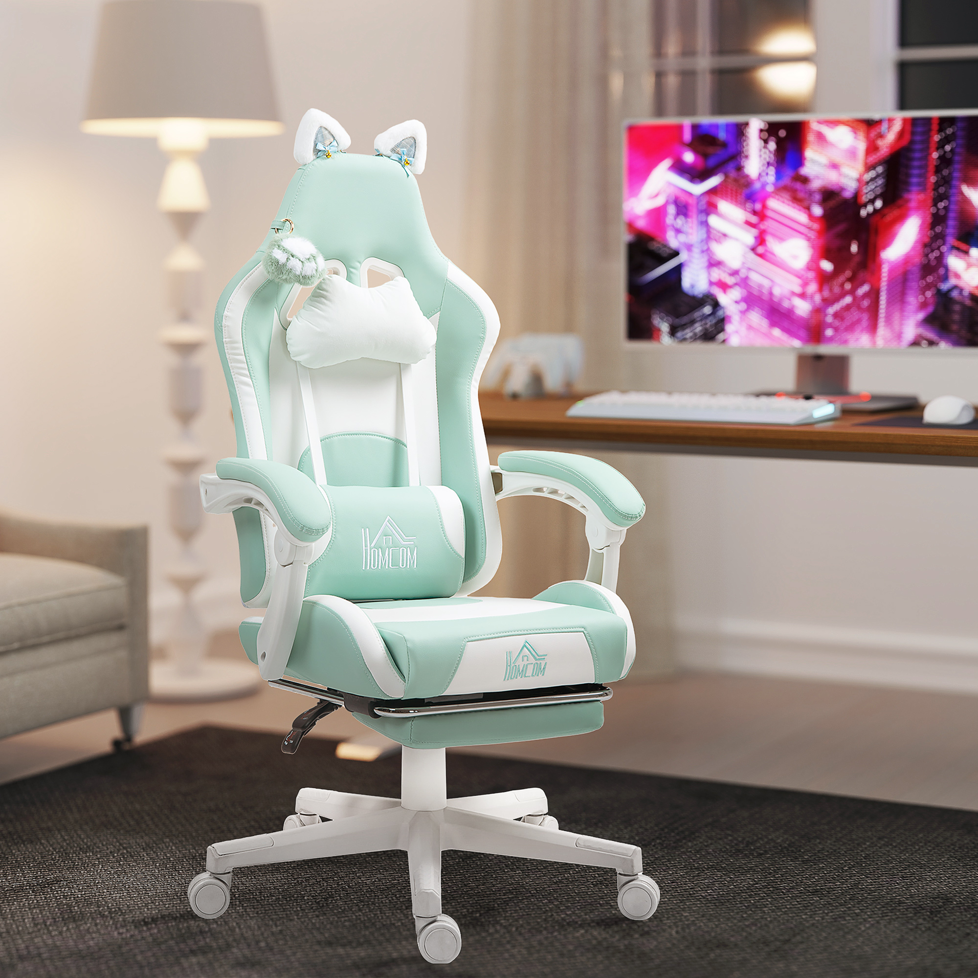 Una silla gamer mint y blanca con orejas de gato está en una habitación con ordenador.