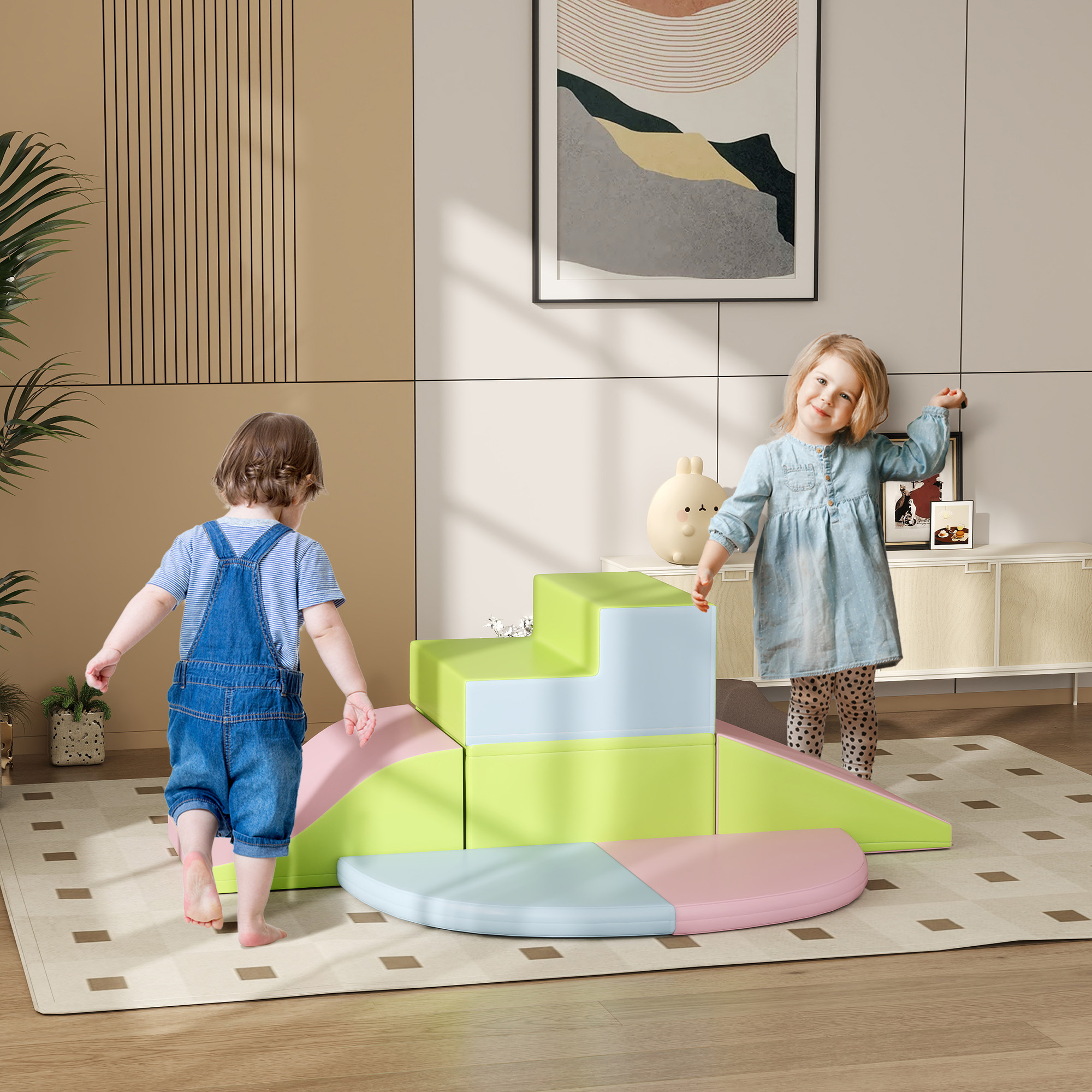 Dos niños pequeños juegan en una colorida estructura de escalada de espuma en una habitación moderna.