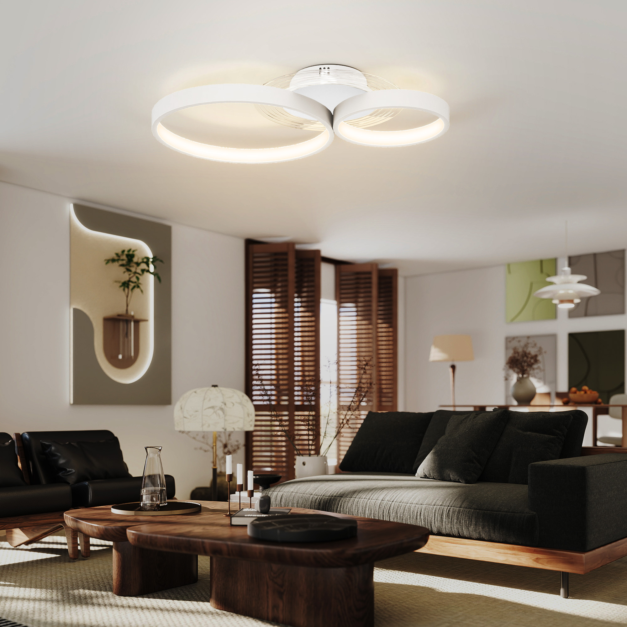 Una sala de estar moderna con una luz de techo asimétrica, sofás oscuros y mesas de madera.