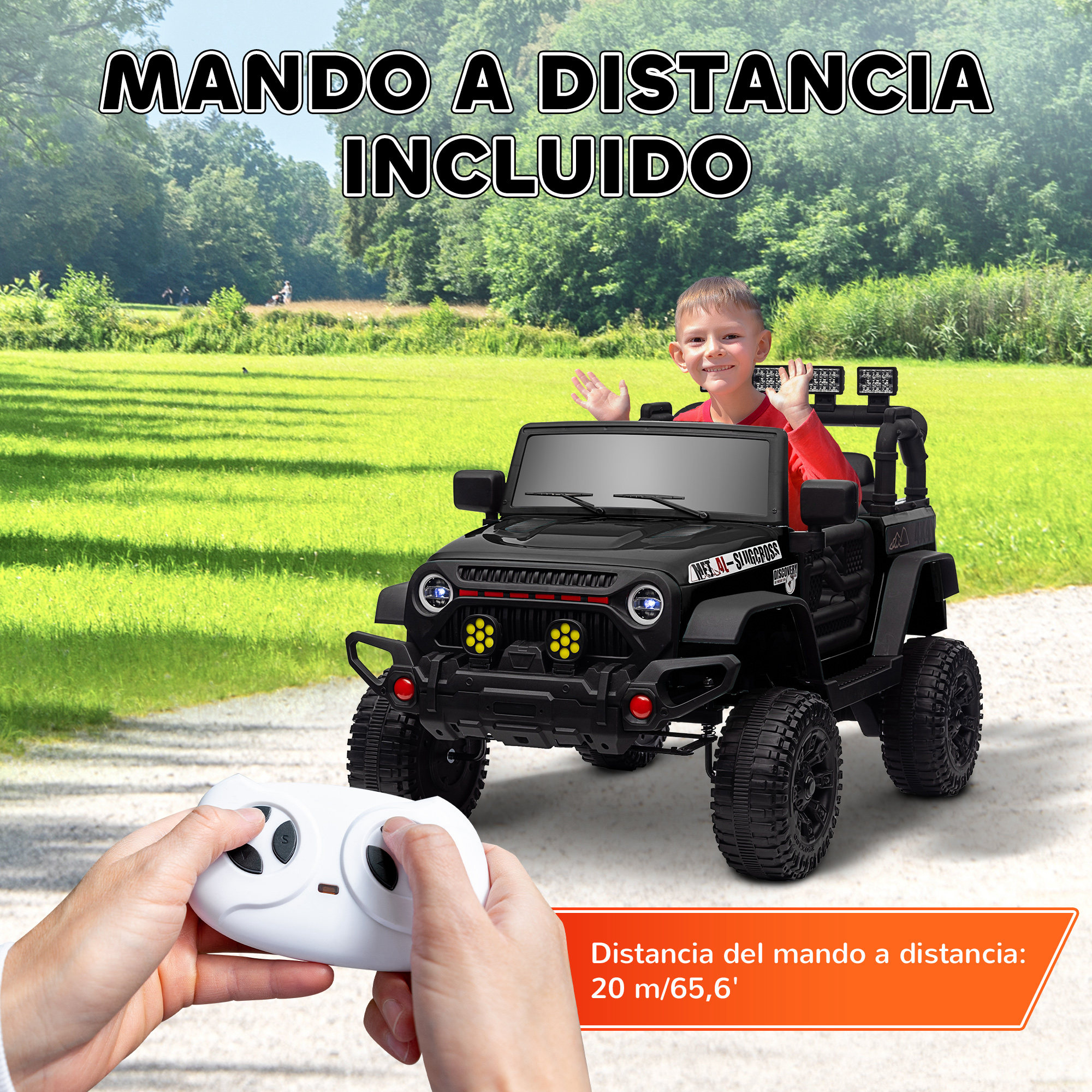 Un niño conduce un coche negro a control remoto al aire libre. Mando a distancia delante.