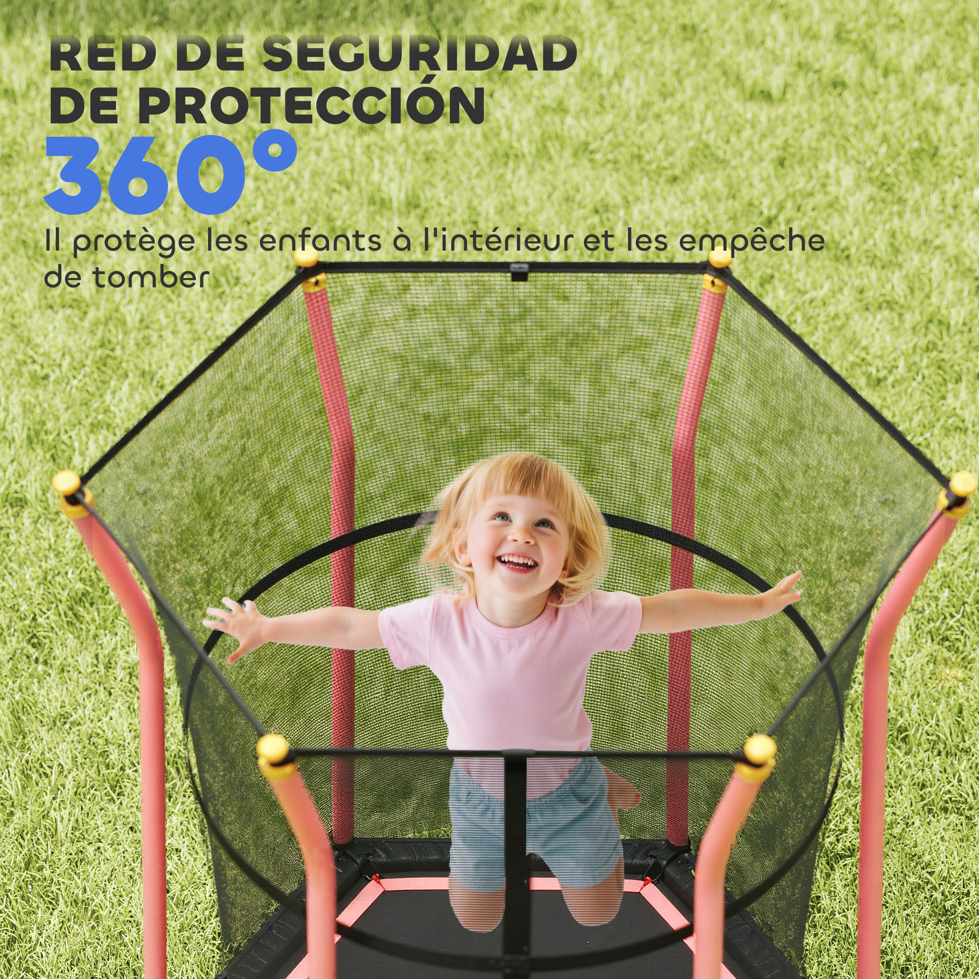 Un niño sonriente en una cama elástica con red de seguridad al aire libre sobre césped.
