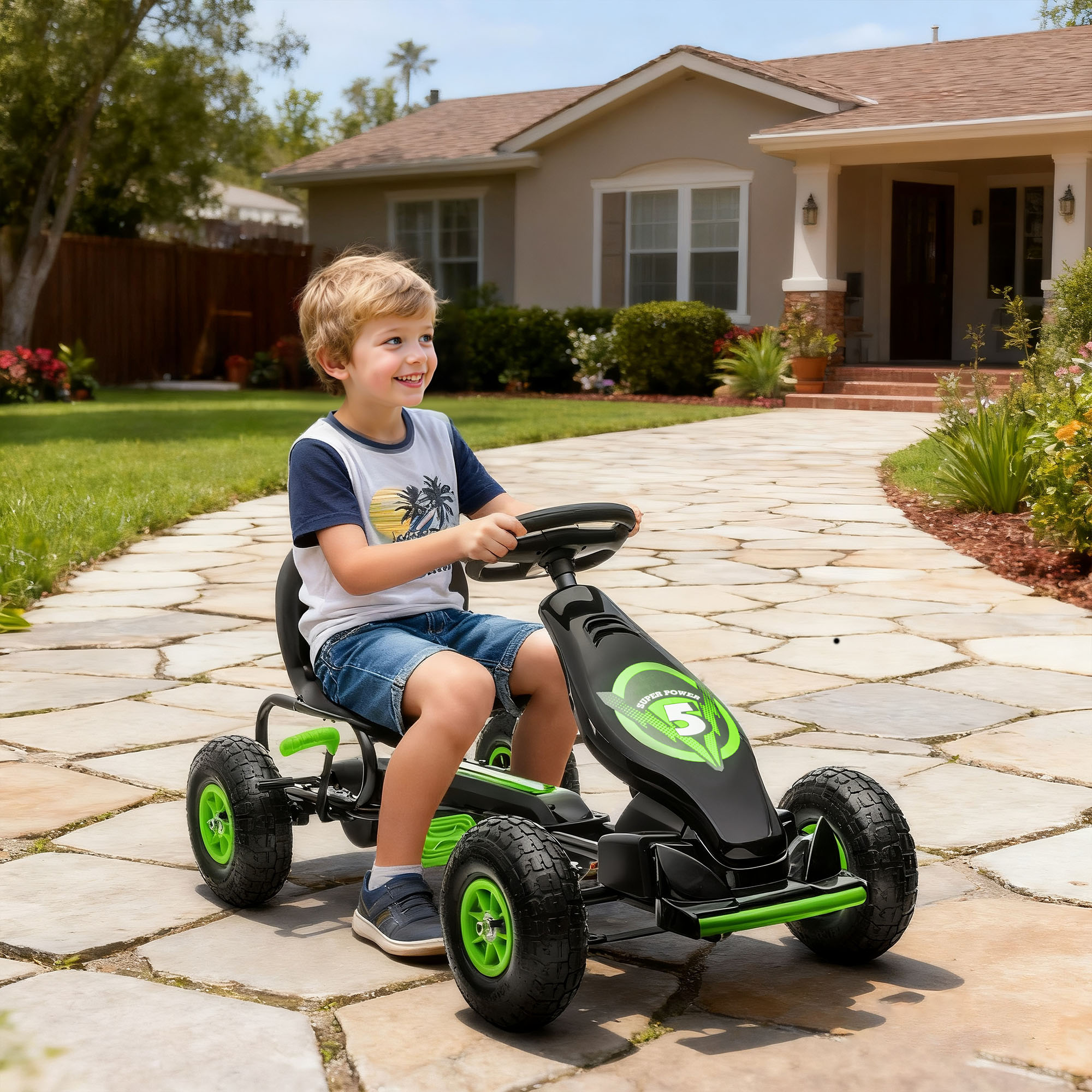 Un niño conduce un kart negro con detalles verdes en un patio de piedra.