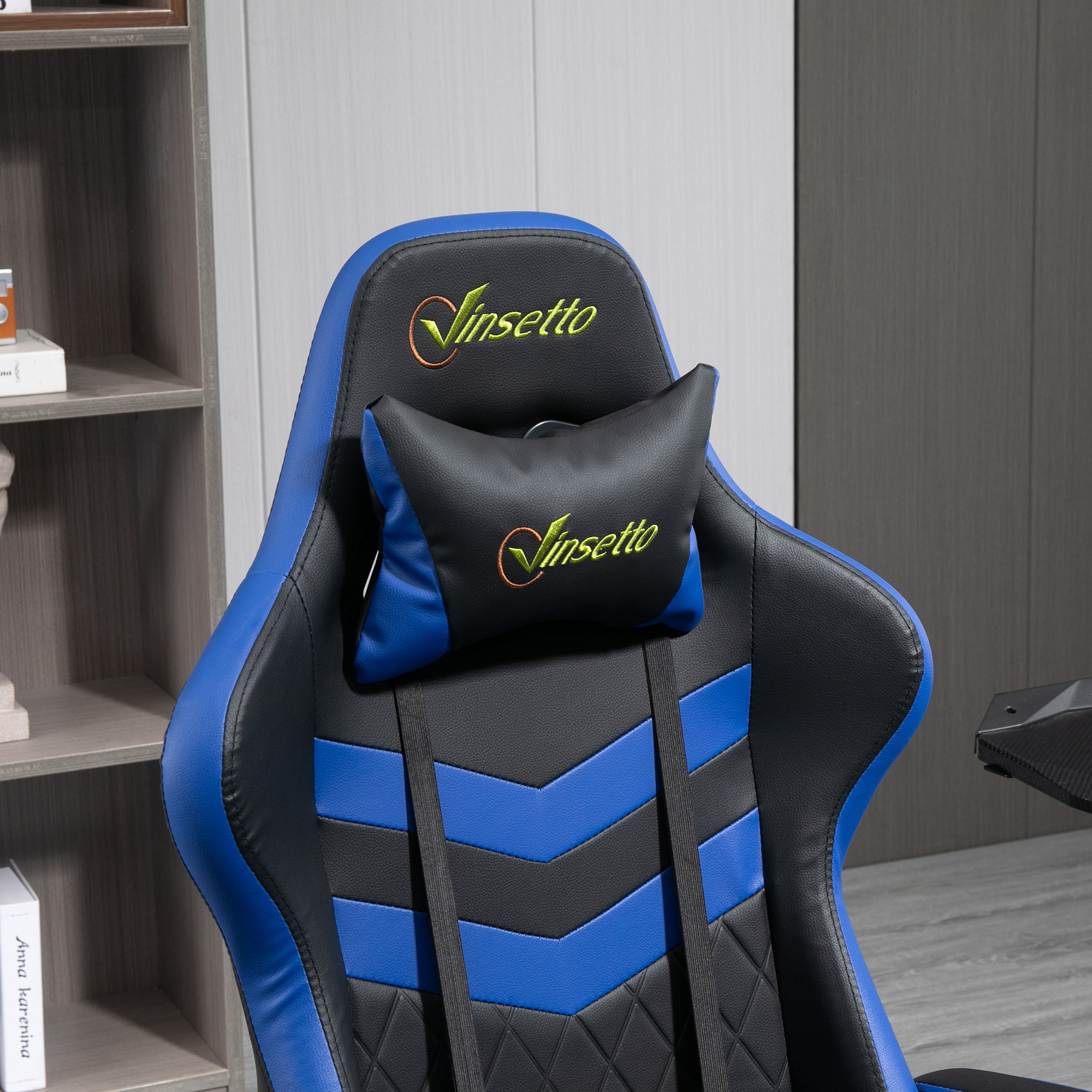 Una silla gamer azul y negra con reposacabezas y logo.