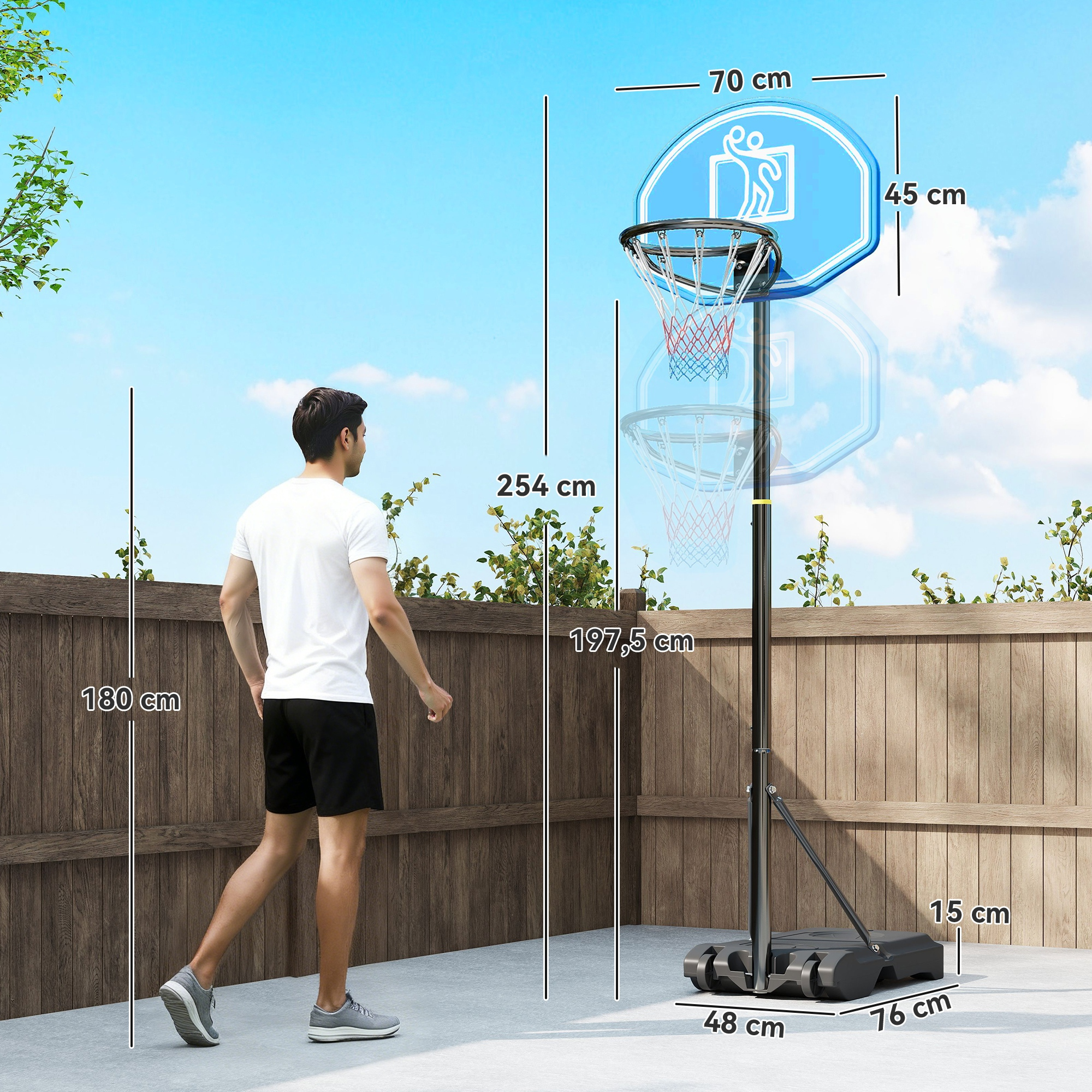 Hombre frente a canasta de baloncesto con medidas. Fondos: valla de madera, cielo.